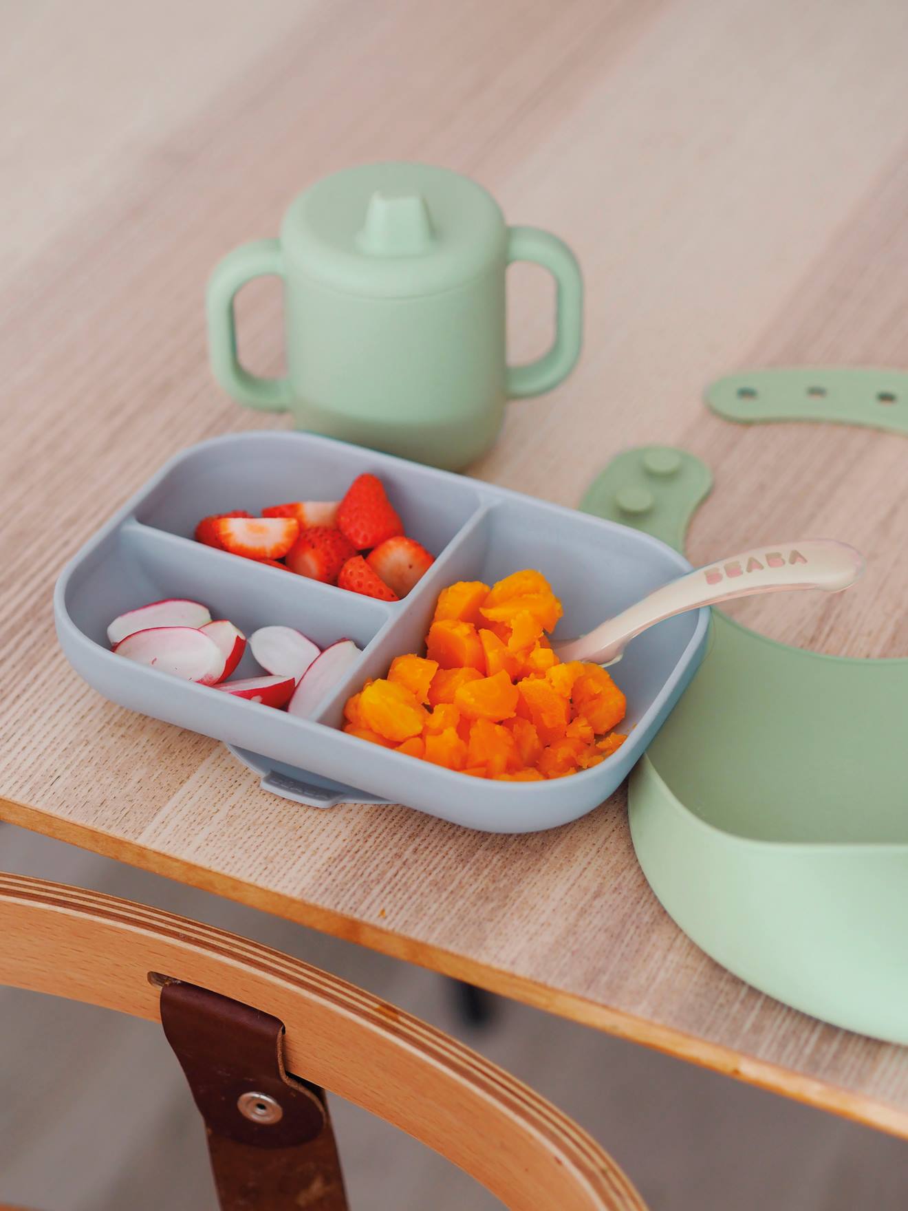 Coffret repas Les Essentiels 4 pièces BEABA en silicone vert sauge