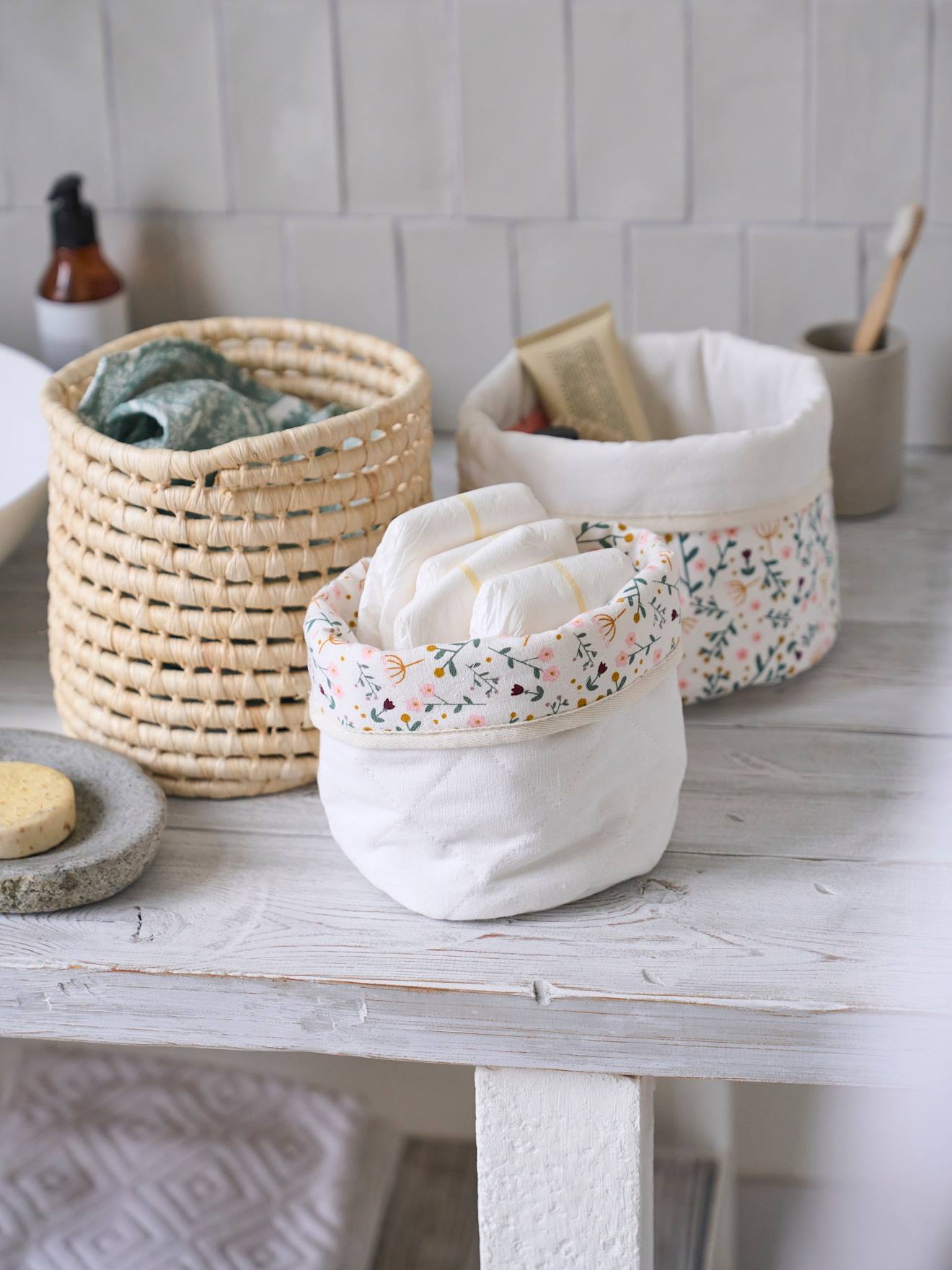 Lot de 2 petits paniers de rangement réversibles imprimé fleurs beige (Vertbaudet) - Image 2