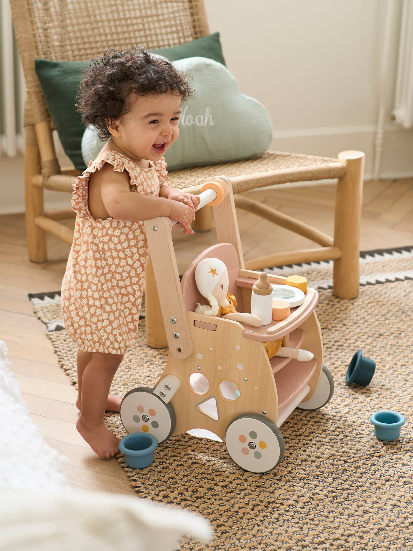Chariot de marche poussette en bois FSC® rose (Vertbaudet) - Image 2