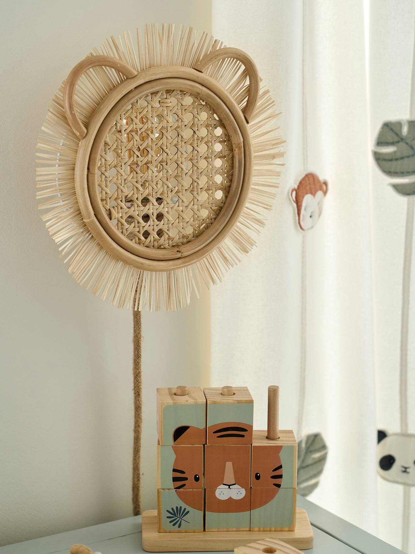 Applique murale Lion en cannage et raphia beige