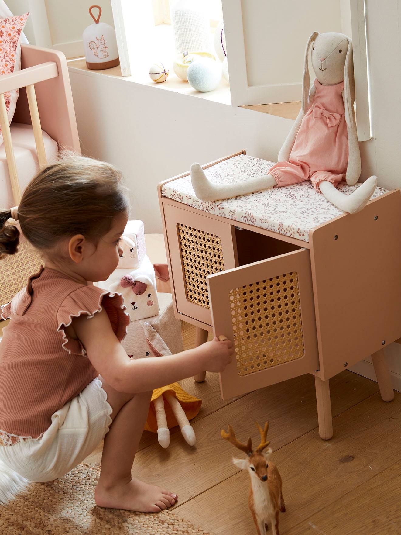 Table à langer cannage et bois FSC® POÉSIE rose clair uni