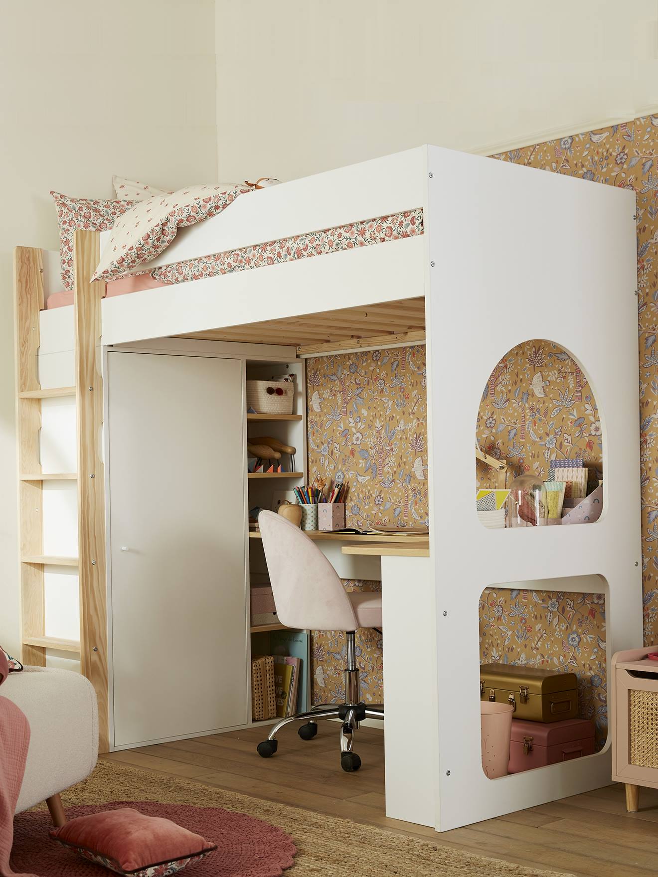 Chambre ado avec lit compact avec tiroirs, armoire, et bureau avec étagères