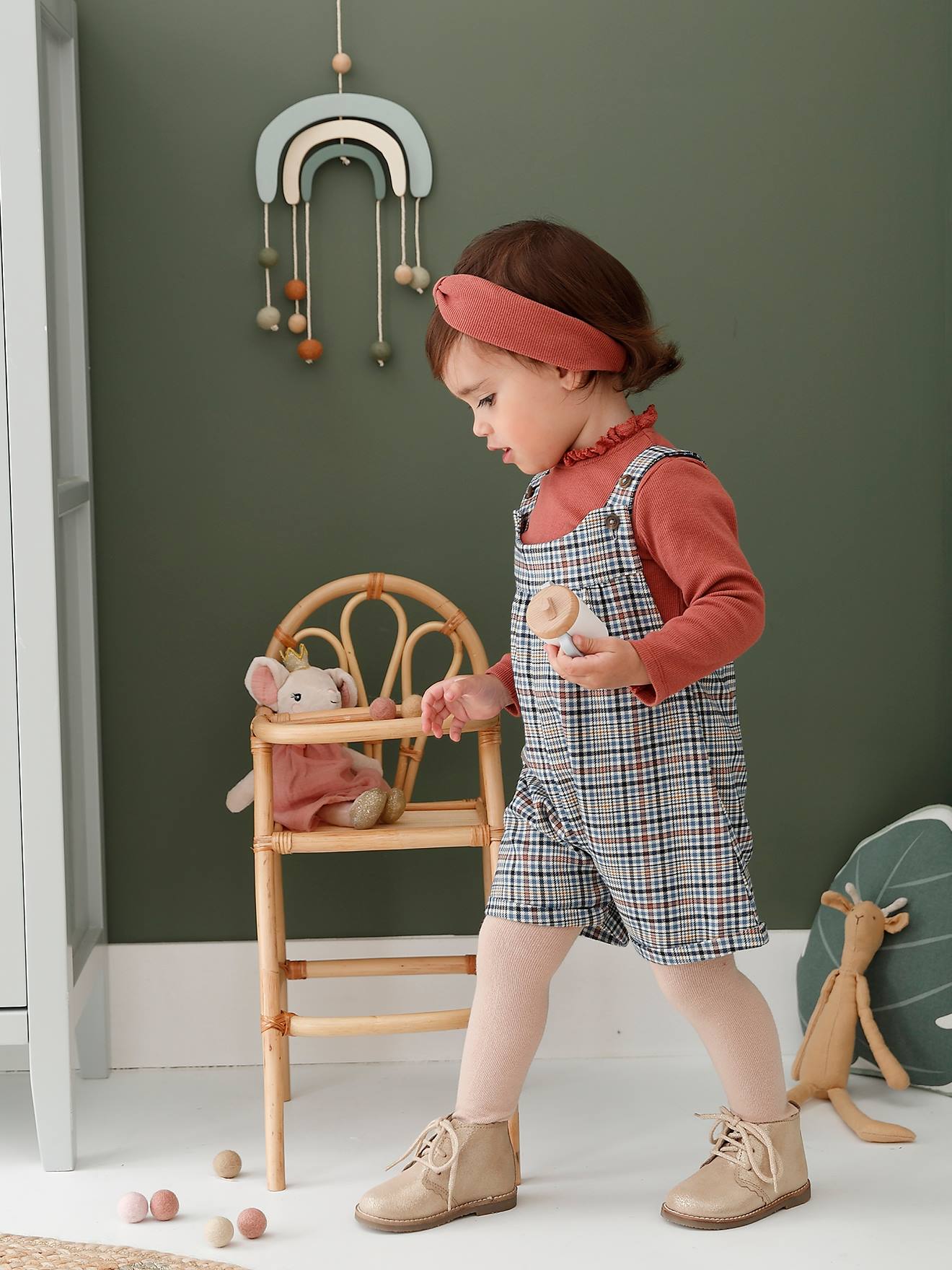 Ensemble bébé salopette courte à carreaux, T-shirt en côtes uni et son bandeau assorti vieux rose