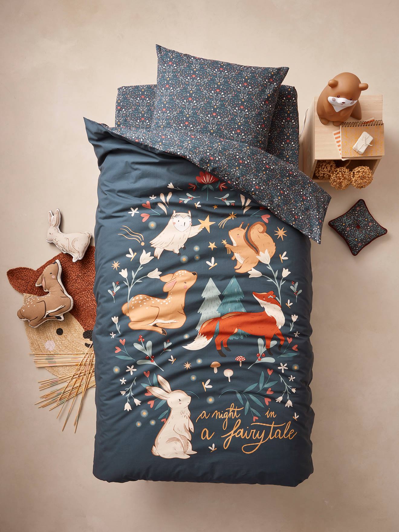 Parure housse de couette + taie d'oreiller enfant avec coton recyclé BROCÉLIANDE vert imprimé