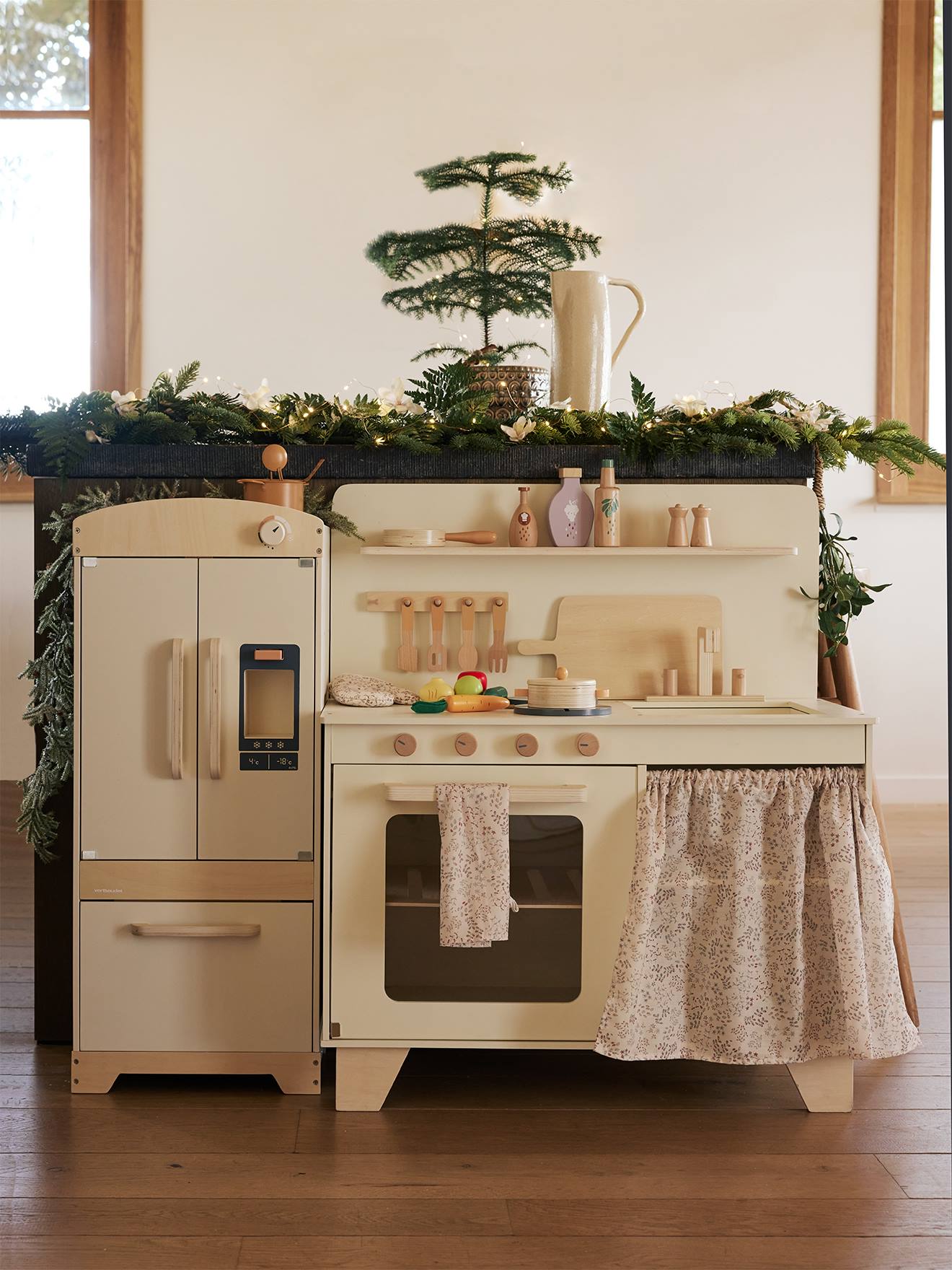 Cuisine en bois FSC® équipée avec rideau multicolore (Vertbaudet) - Image 1