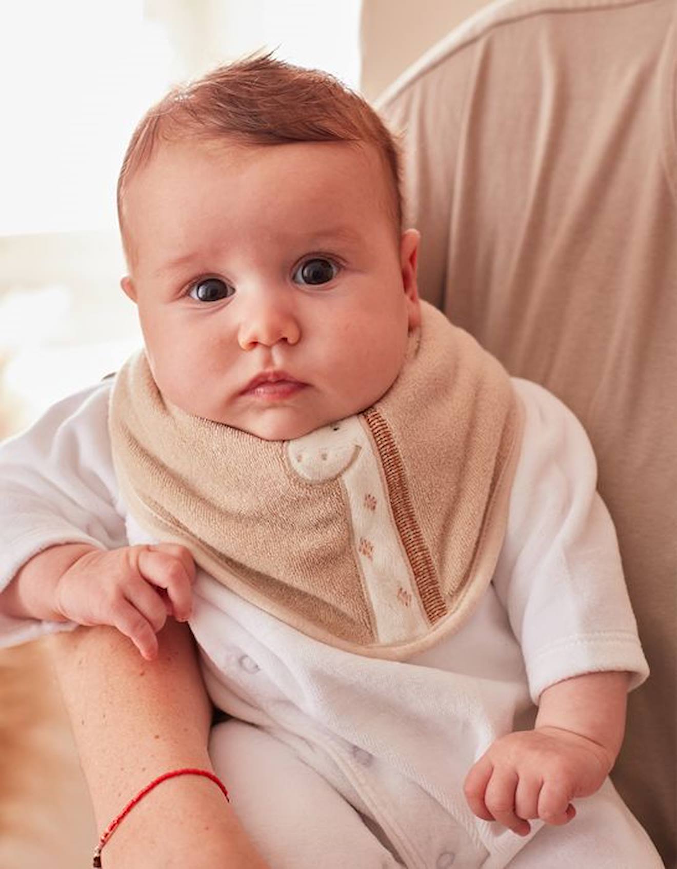 Bavoirs bandana bébé 6 à 18 mois blanc gris taupe . lot de deux. ajustable.