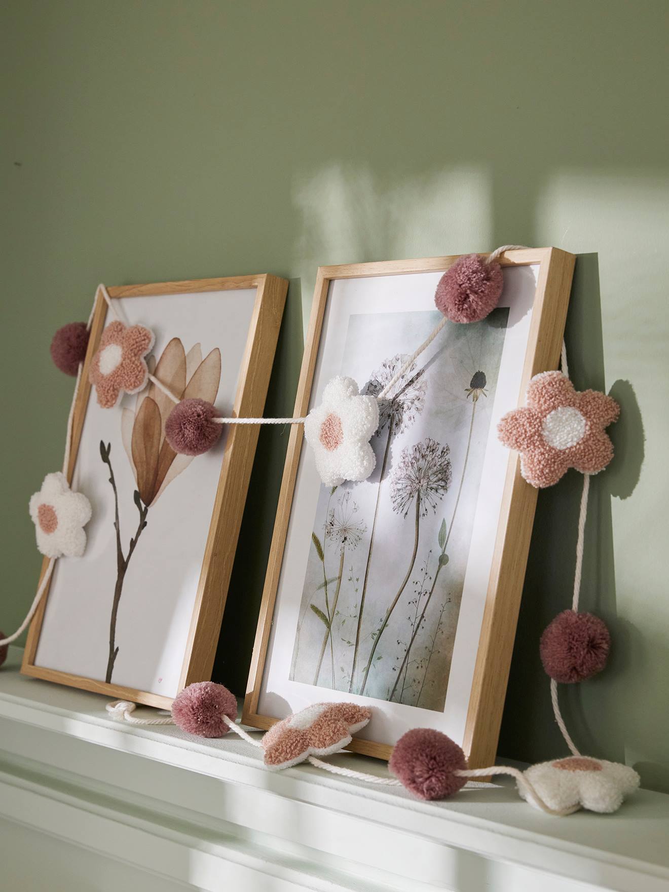 Vertbaudet - Guirlande fleurs et pompons rose imprimé