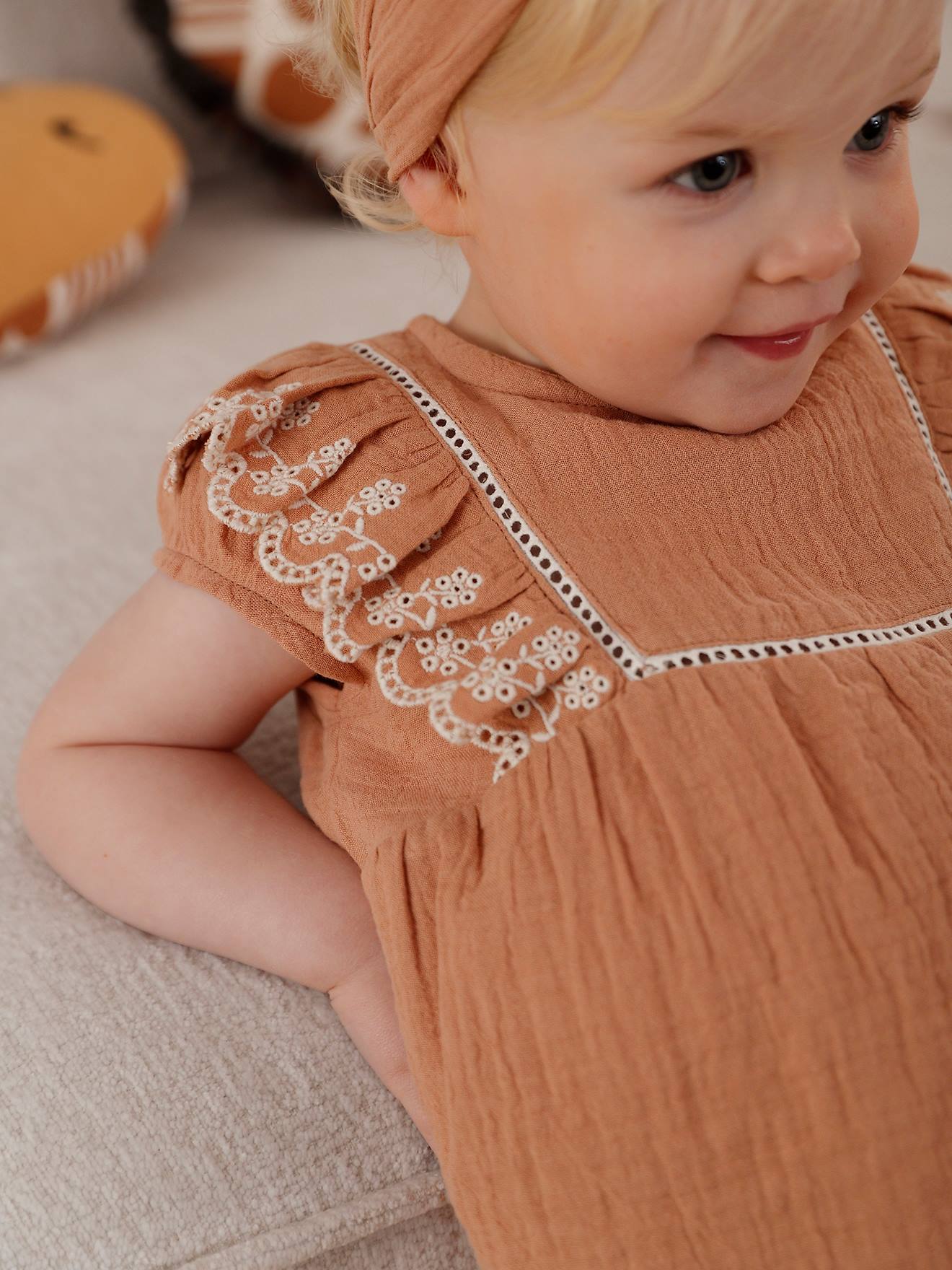 Ensemble brodé bébé : blouse + short + bandeau en gaze de coton caramel (Vertbaudet) - Image 2