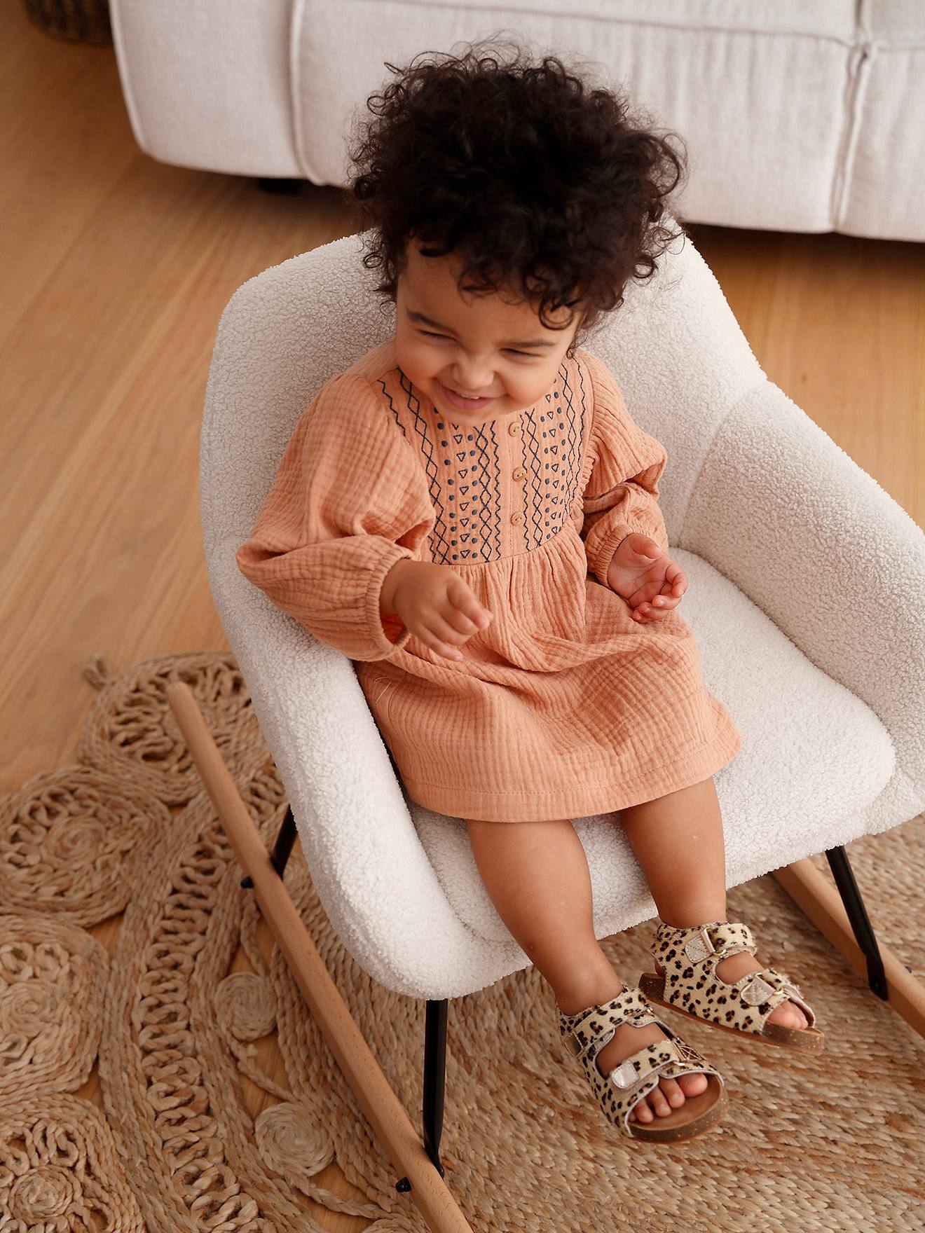 robe brodée bébé en gaze de coton caramel