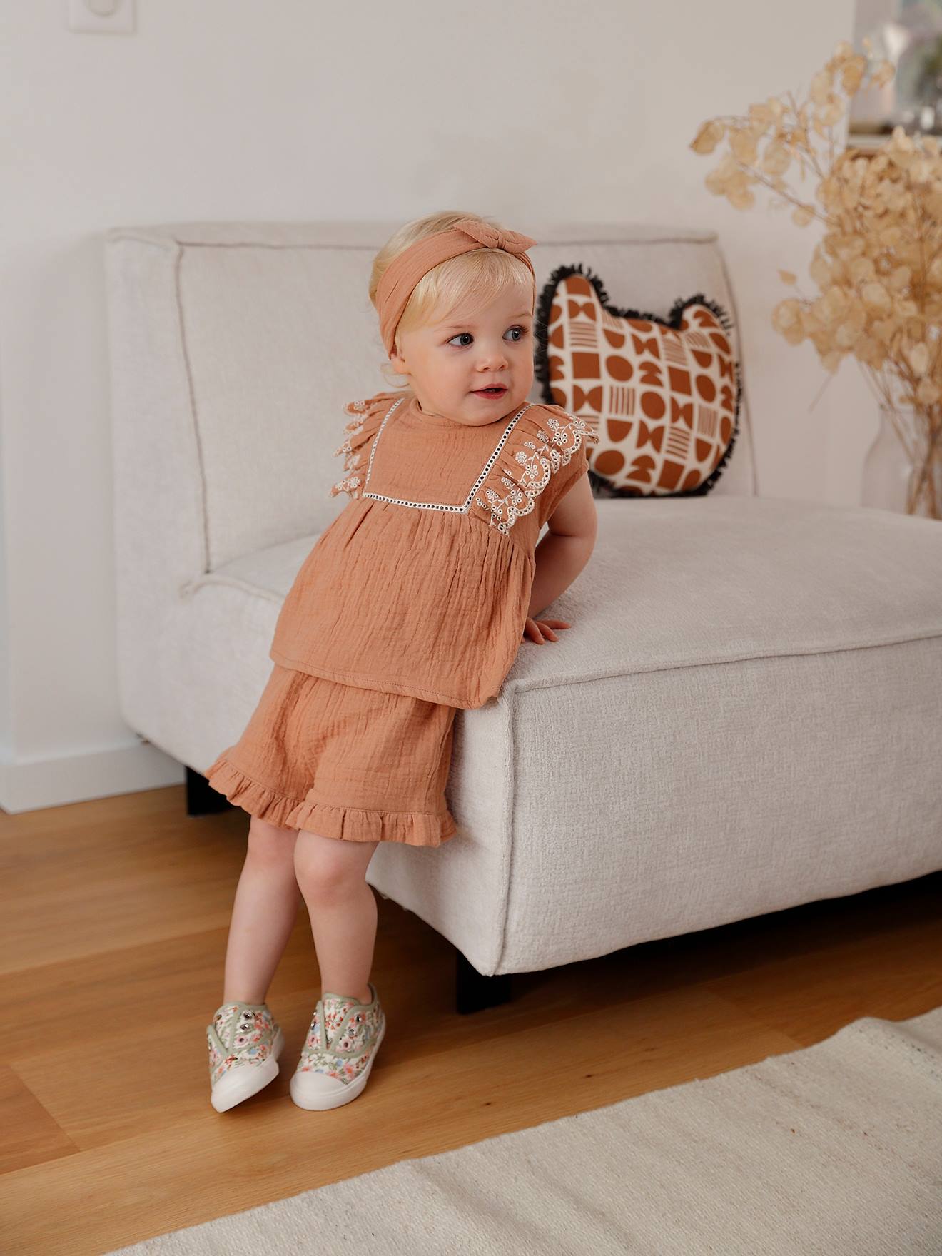 Ensemble brodé bébé : blouse + short + bandeau en gaze de coton caramel
