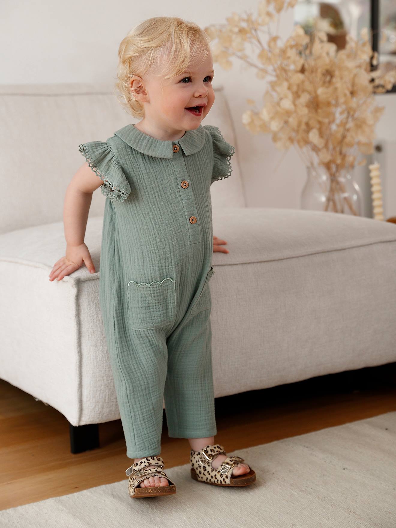 Combinaison bébé fille en gaze de coton manches courtes à volants vert sauge Combinaison bébé fille en gaze de coton manches courtes à volants vert sauge