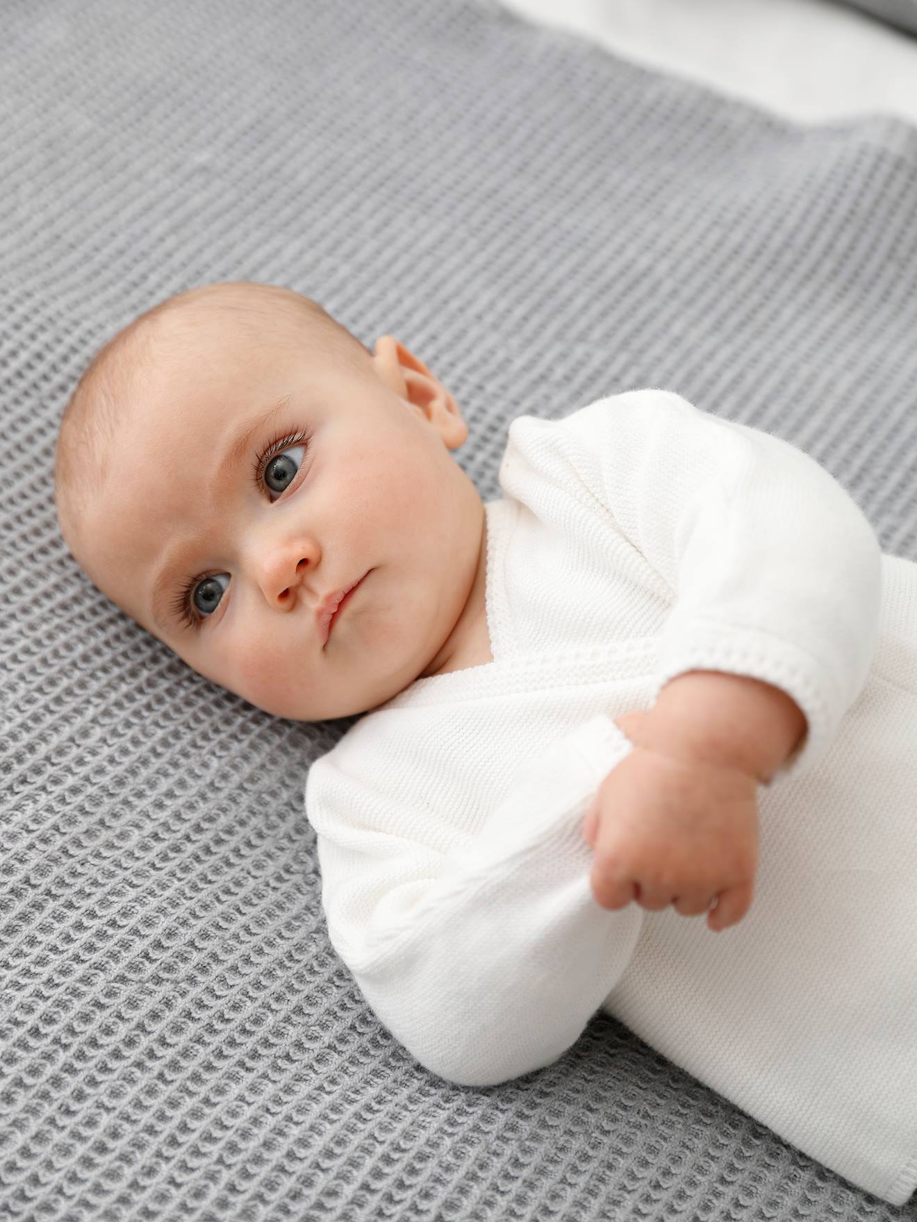 cardigan brassière bébé en laine et coton blanc
