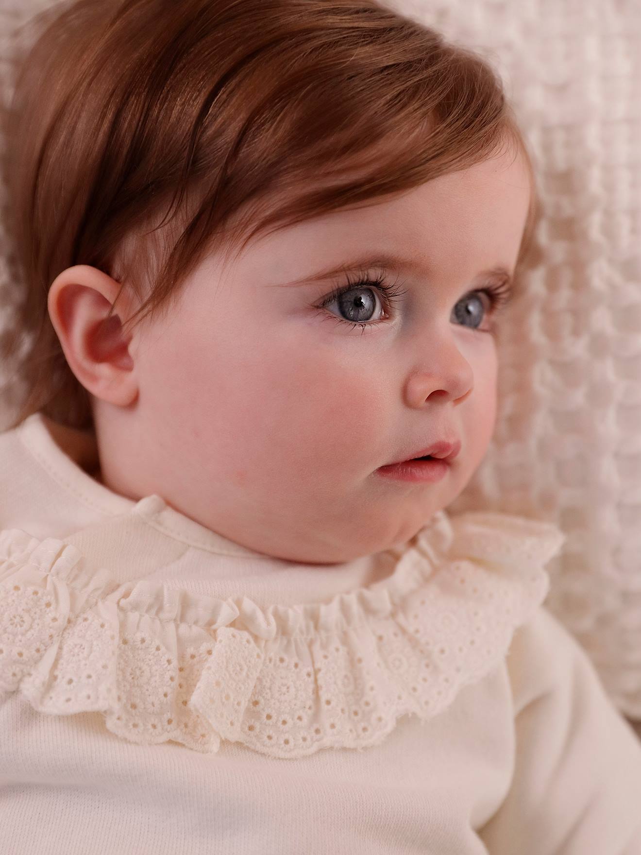 Sweat volant en broderie anglaise naissance écru