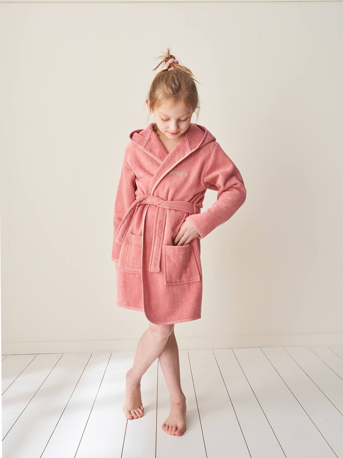 Peignoir de bain enfant uni avec coton recyclé, personnalisable bois de rose