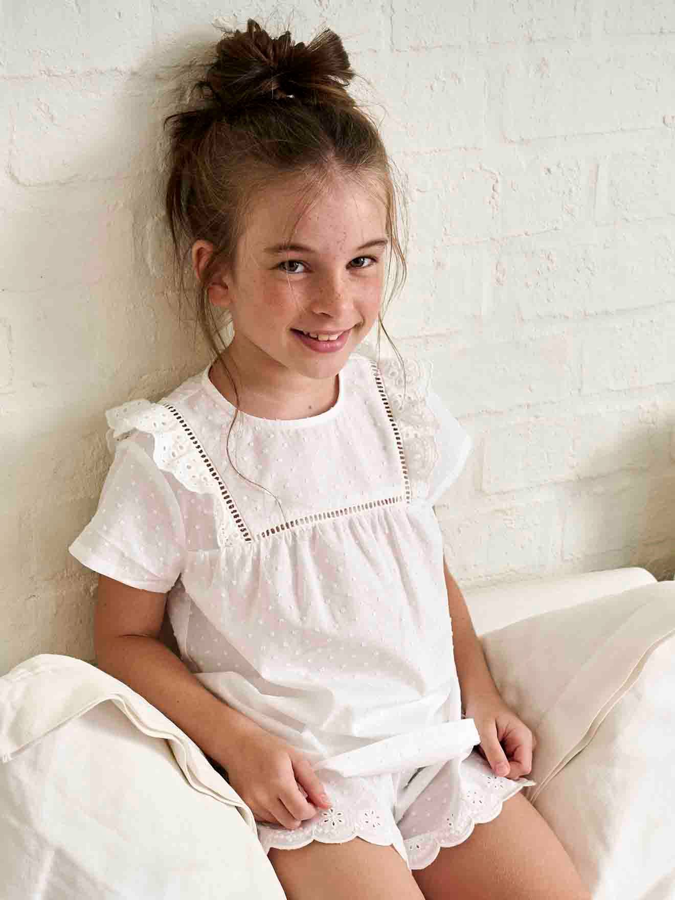 Pyjashort fille en voile de coton plumetis et broderie anglaise écru