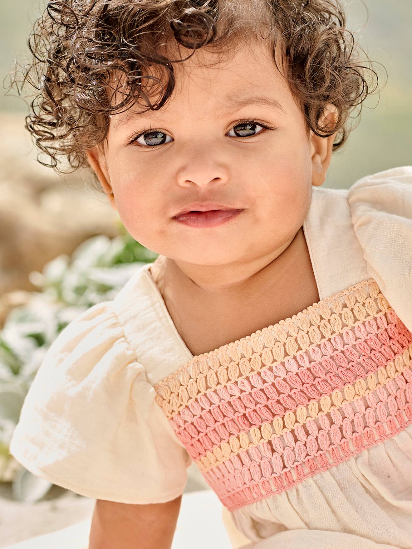 Blouse en gaze de coton bébé encolure en crochet écru