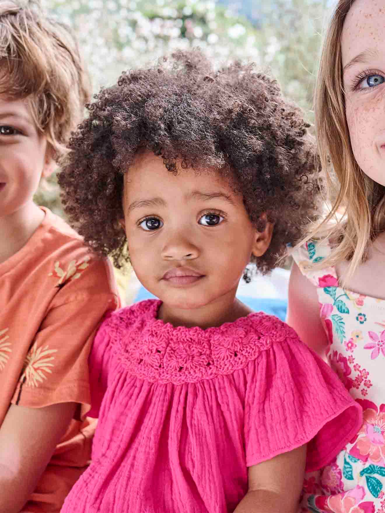 Blouse en gaze de coton bébé encolure en crochet fuchsia