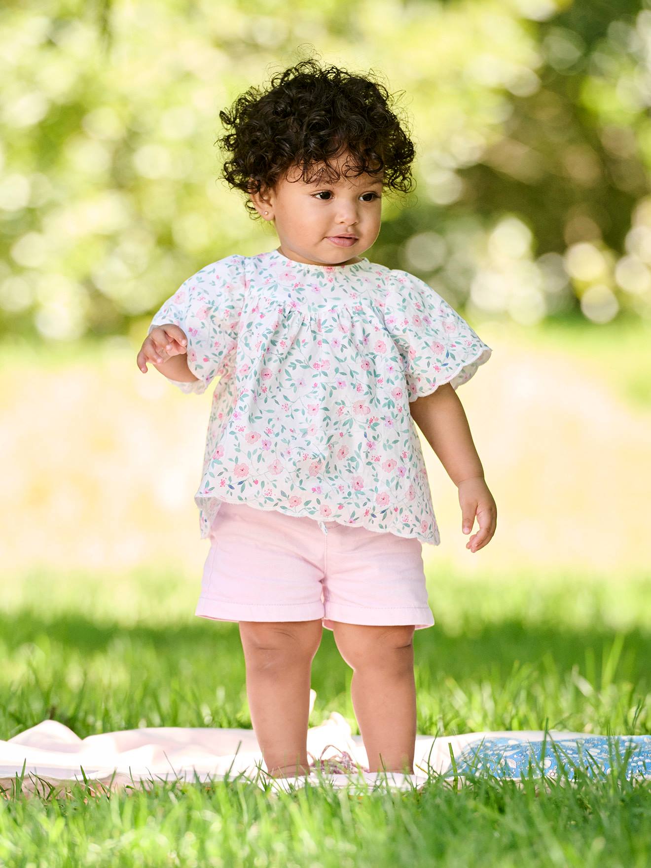 Short bébé avec sa ceinture fleurie lilas