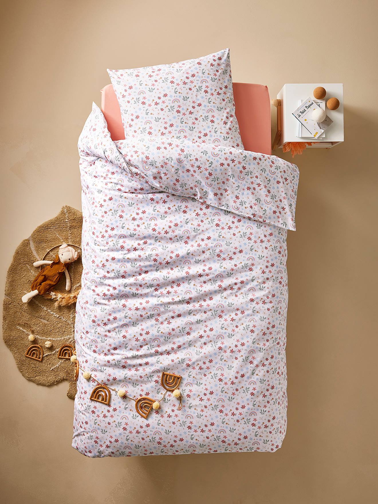 Parure housse de couette + taie d'oreiller essentiels RAINBOW FLOWERS avec coton recyclé blanc imprimé