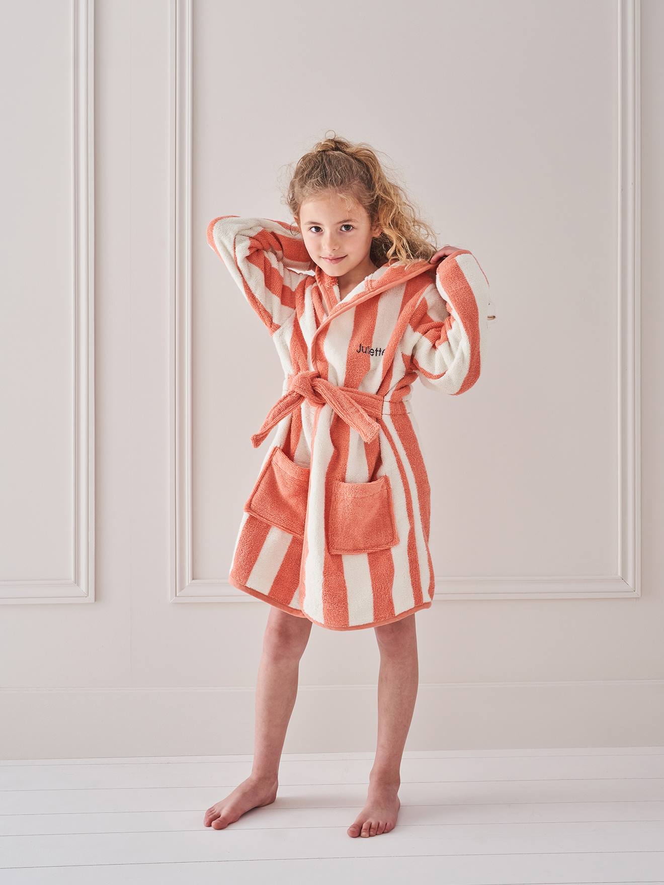 Peignoir de bain Enfant rayures TRANSAT capsule famille personnalisable, avec coton recyclé rayé corail
