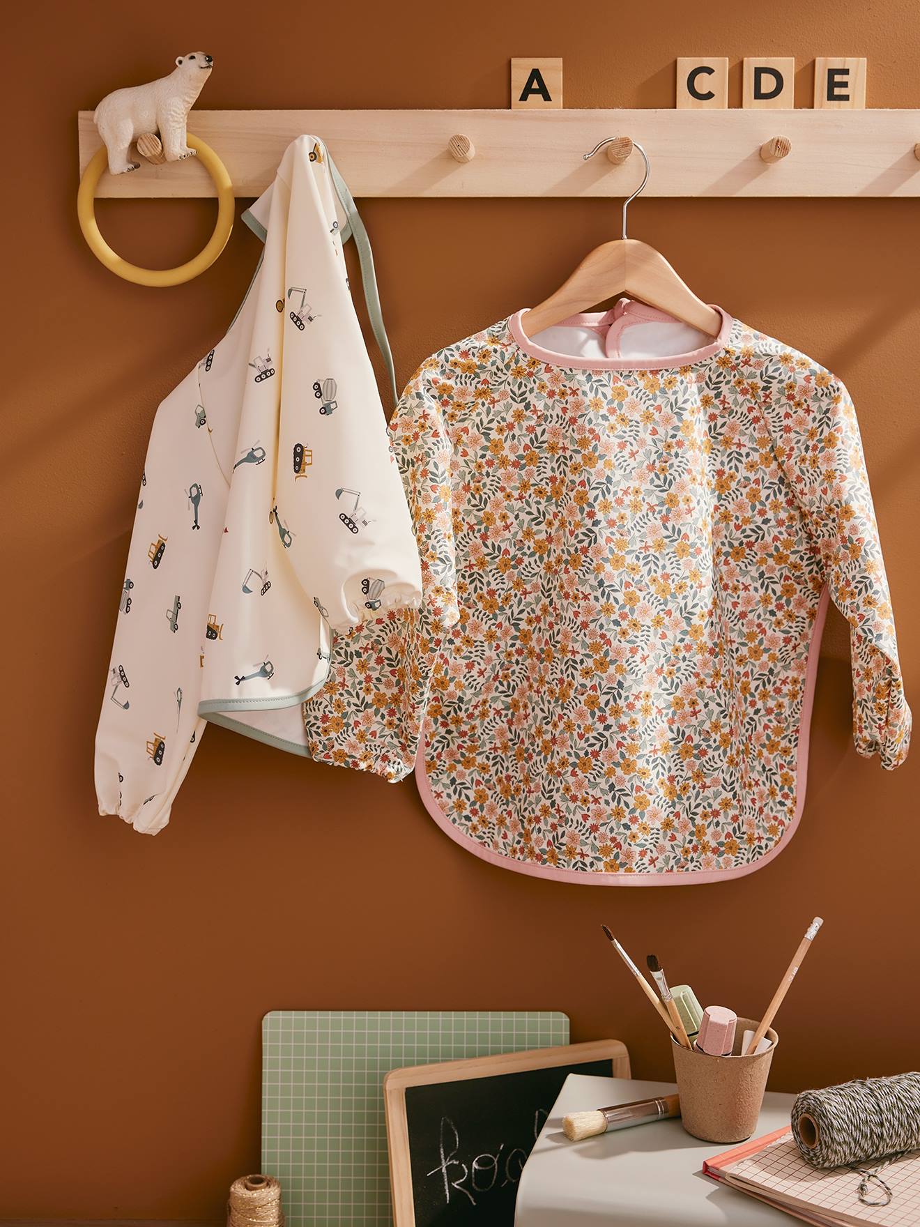 Bavoir tablier maternelle 3-5 ans imprimé fleuri (Vertbaudet) - Couverture