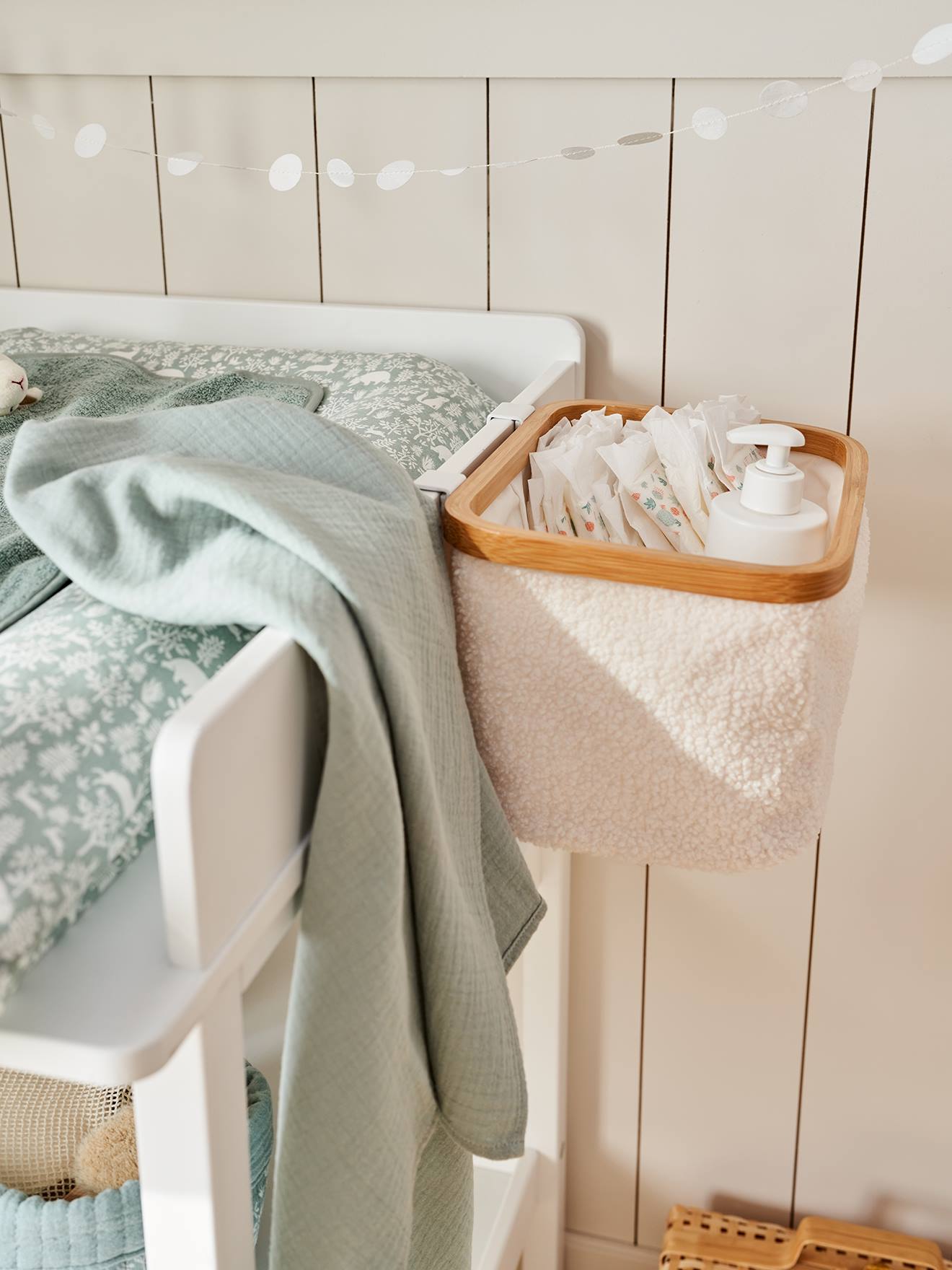 Panier de rangement en sherpa pour table à langer blanc
