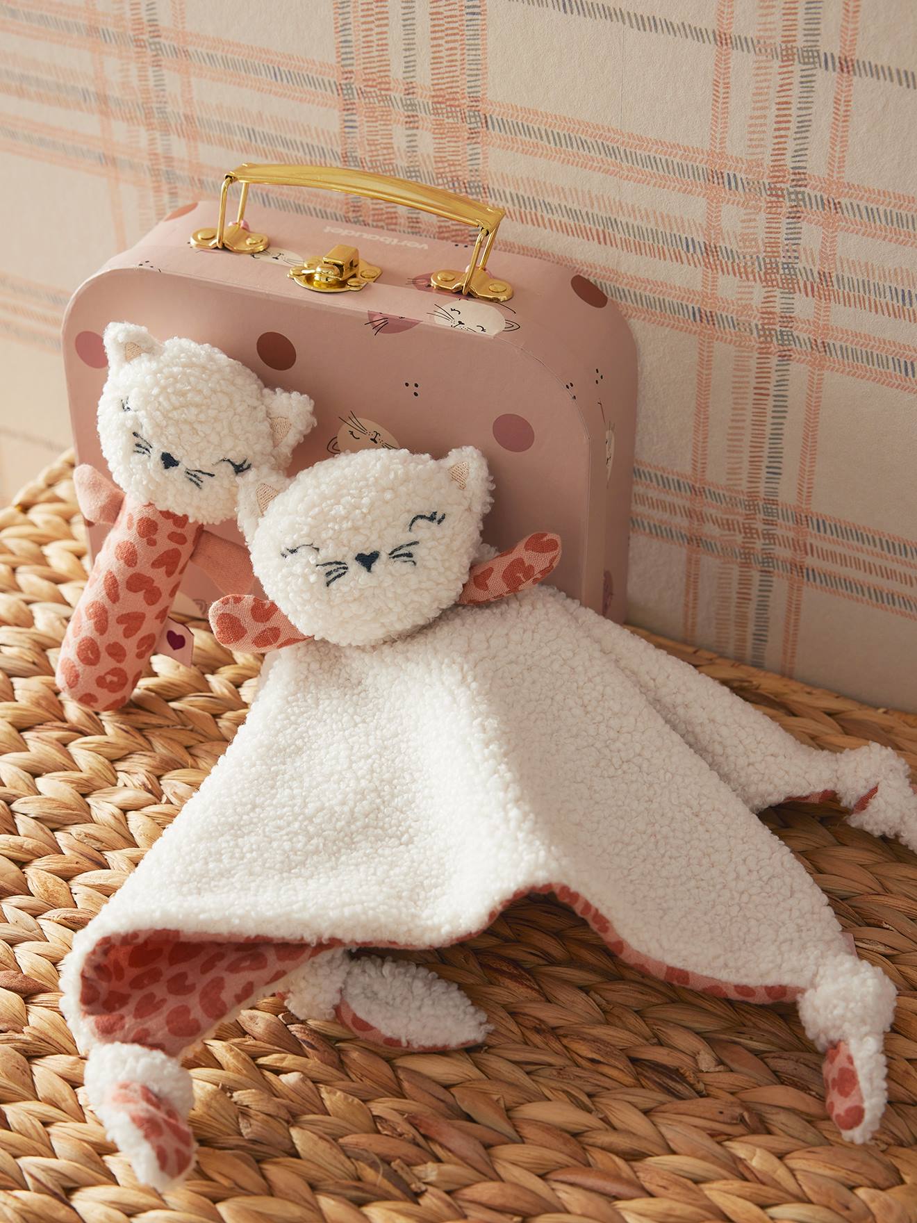 Mallette avec doudou personnalisable et hochet LOVELY LEO rose