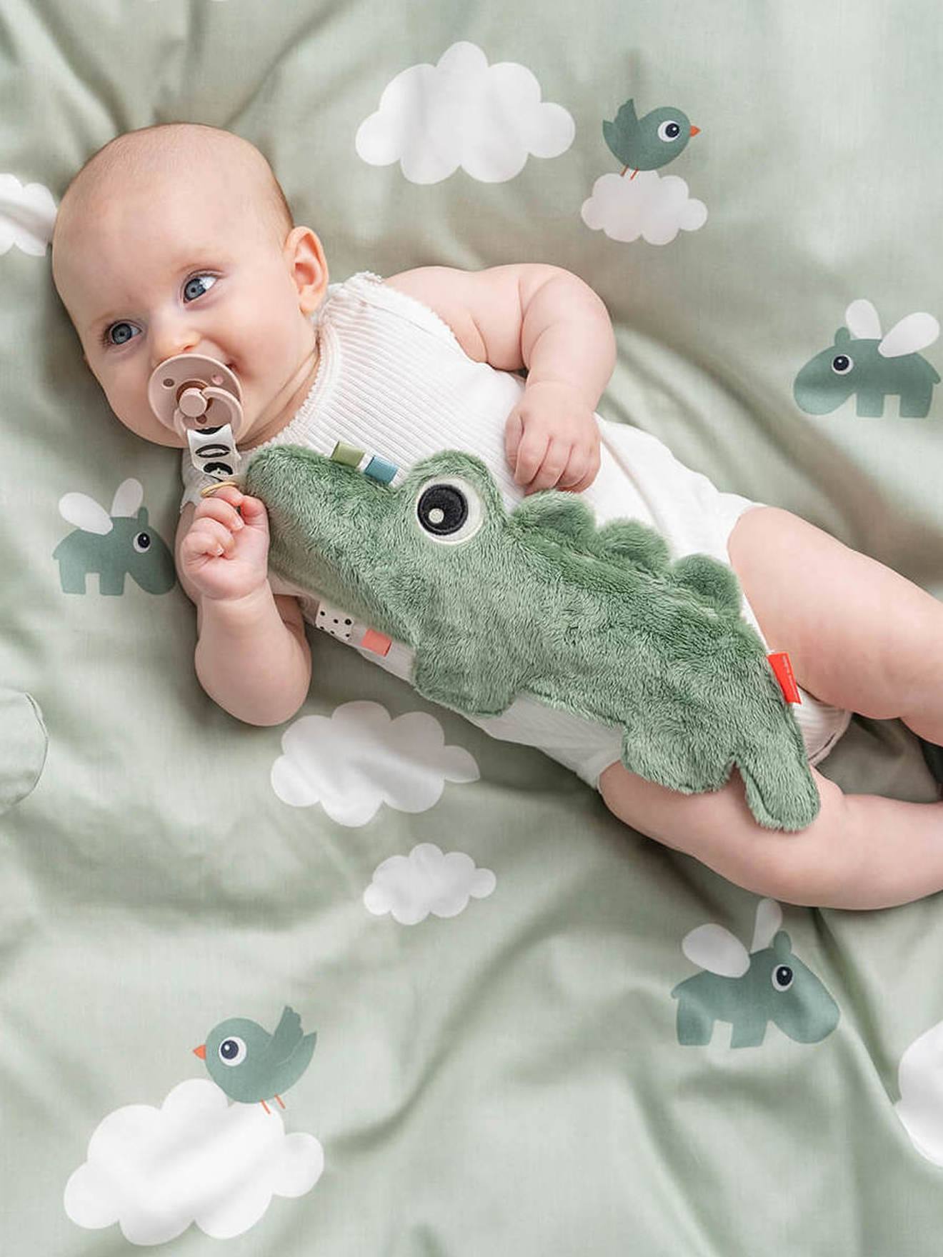 Doudou attache-sucette Croco DONE BY DEER vert