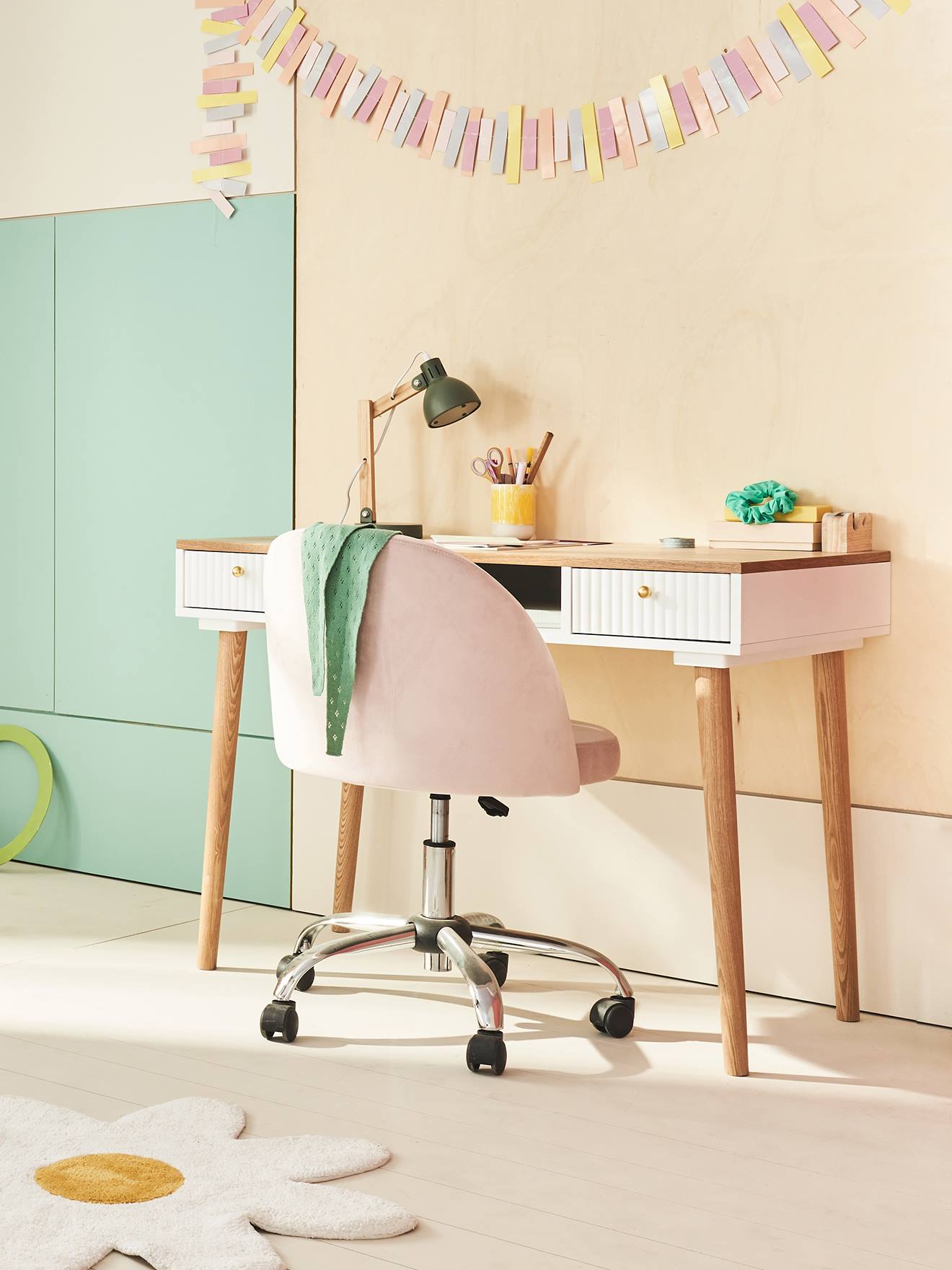 Chaise de bureau à roulettes enfant en velours rose poudré