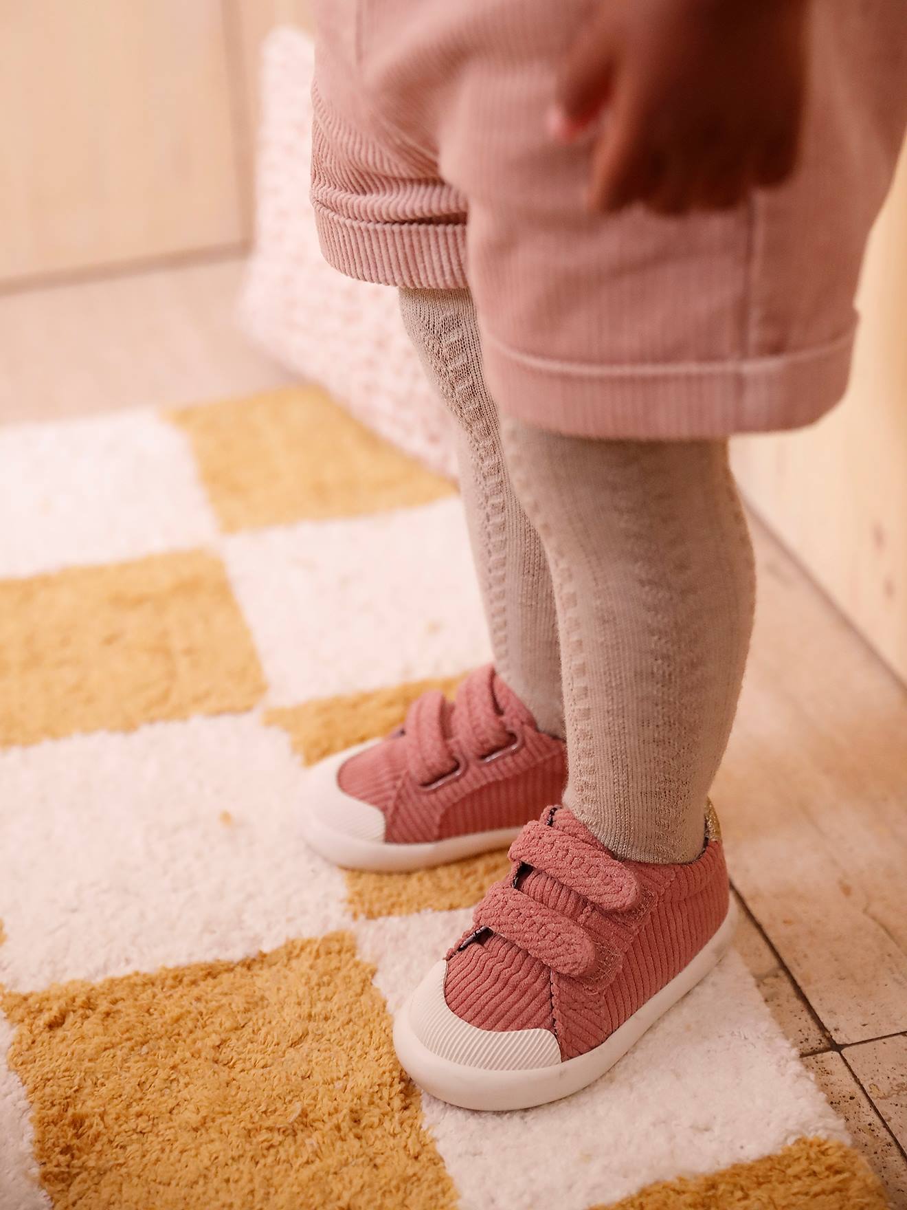 Baskets scratchées textile bébé vieux rose