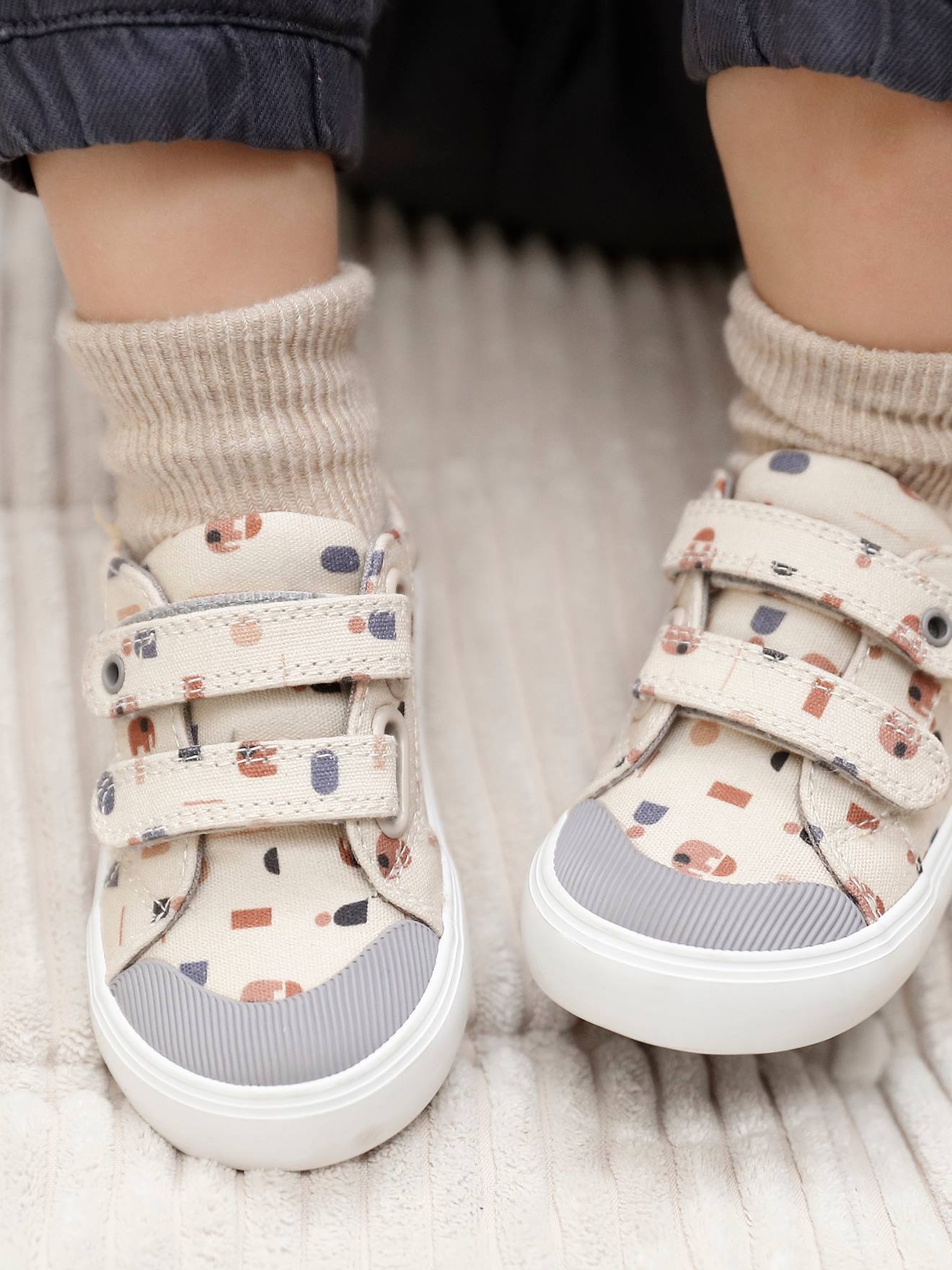 Baskets scratchées bébé en toile beige imprimé