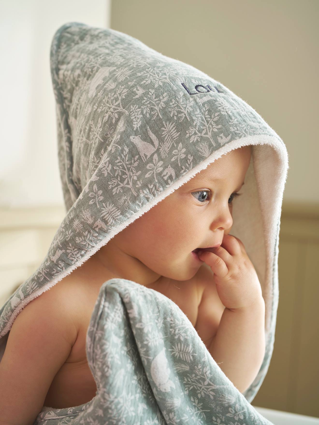 Cape de bain gaze de coton personnalisable + gant de toilette DANS LES BOIS vert sauge (Vertbaudet) - Image 1