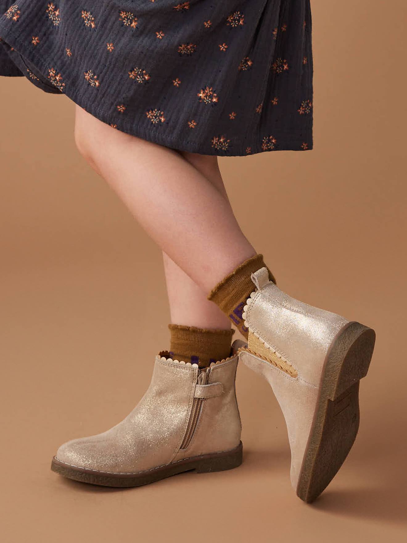 Boots enfant fille cuir lastiques et zippes or 50 €
