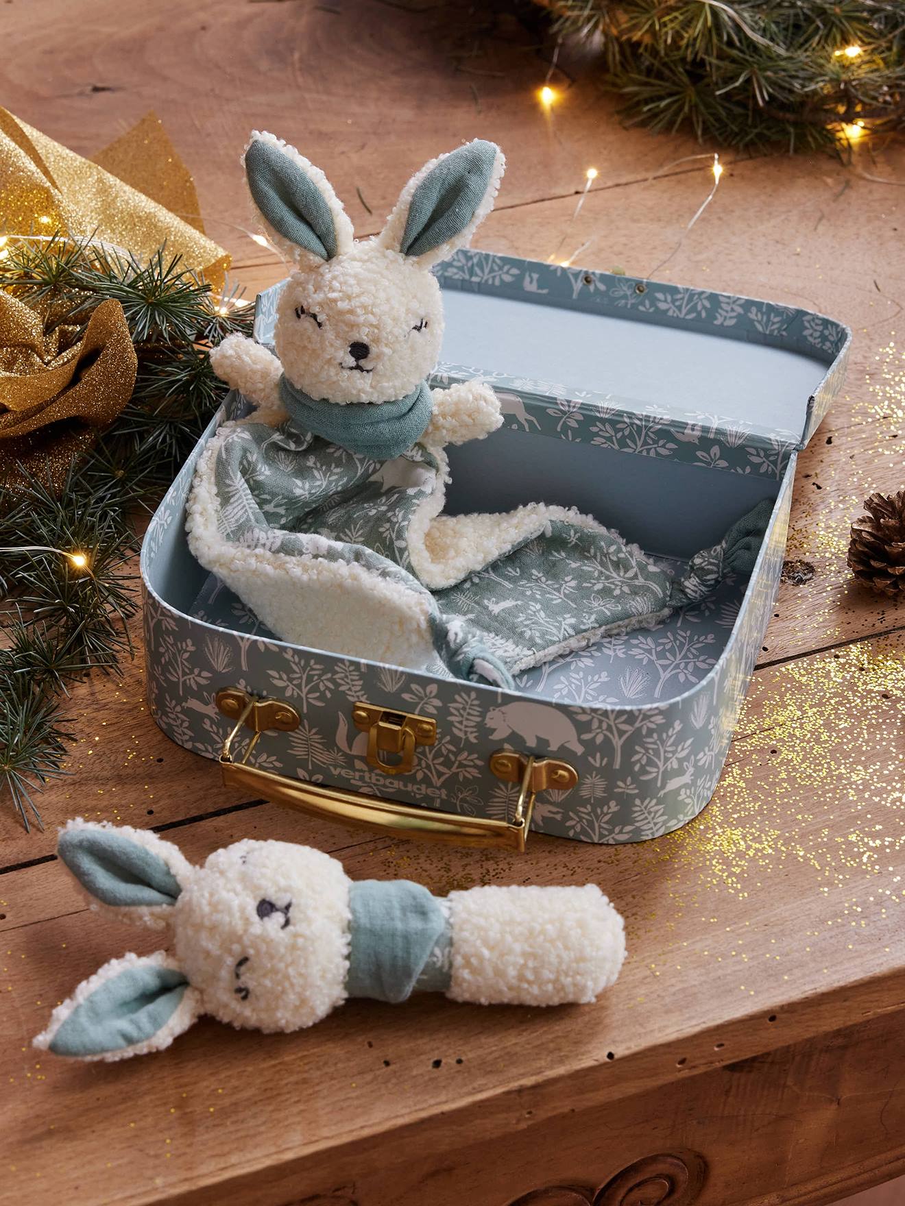 Doudou plat lapin personnalisable + hochet en mallette dans les bois