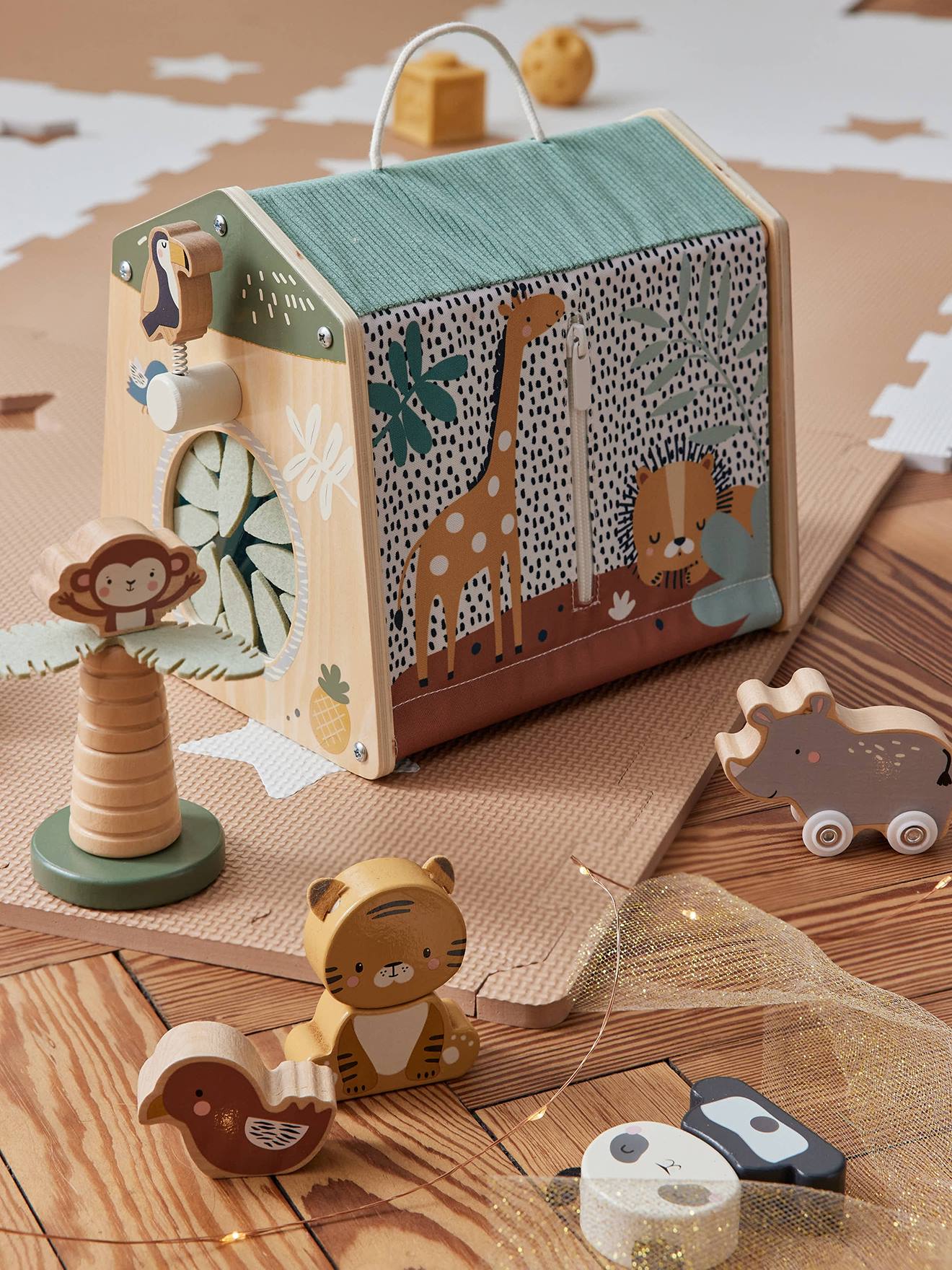 Maison d'activités des animaux Tanzanie en tissu et bois FSC® beige