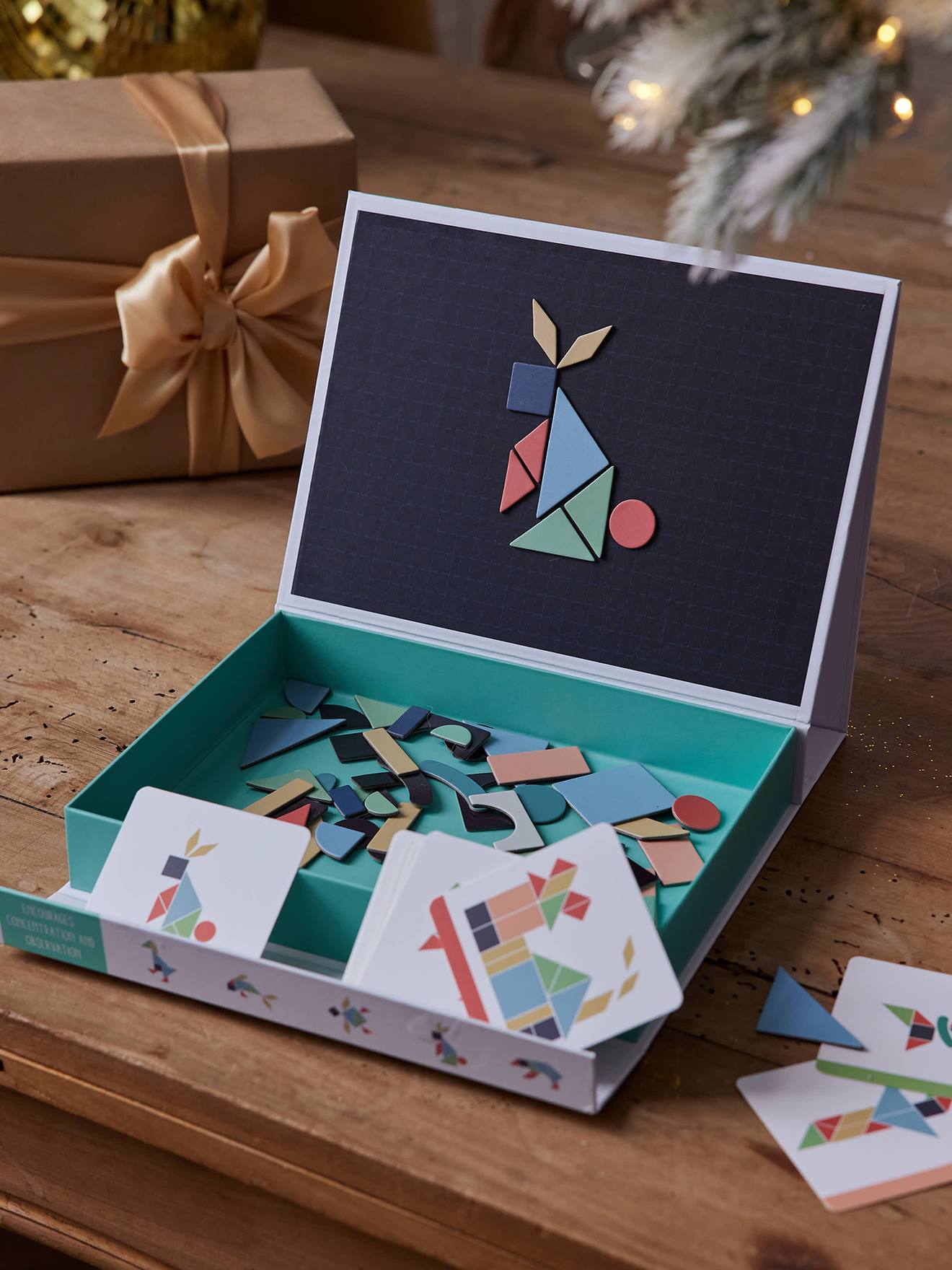 Tangram magnétique multicolore