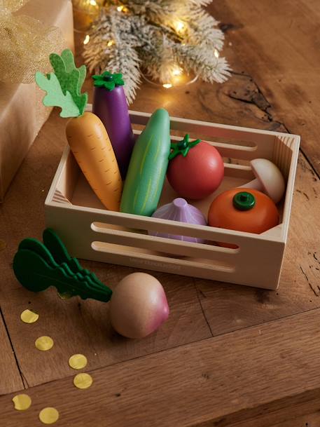 Cagette en bois remplie de légumes en bois : carotte, aubergine, courgette, tomate, radis