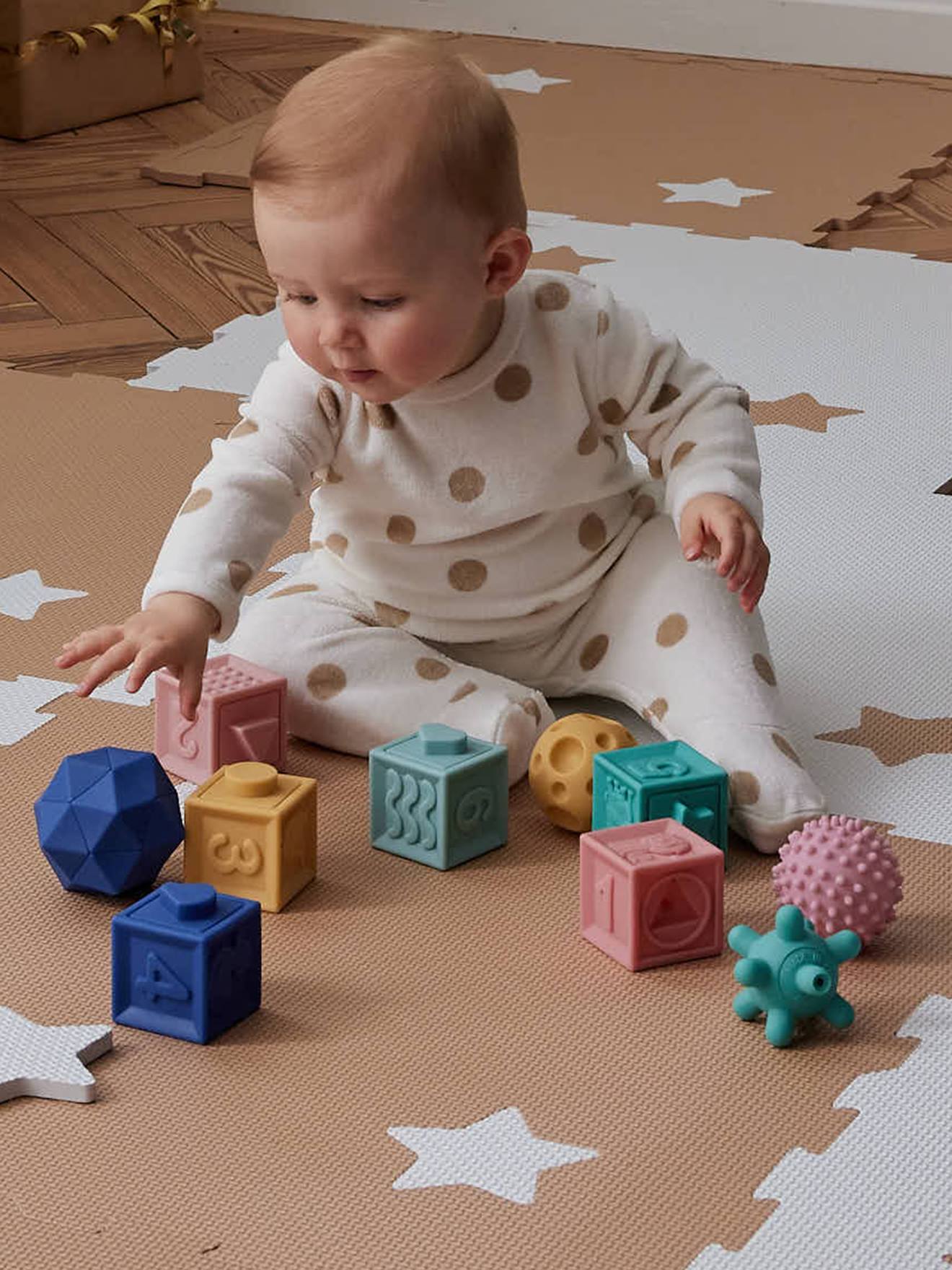Set de 6 cubes et 4 balles sensorielles multicolore