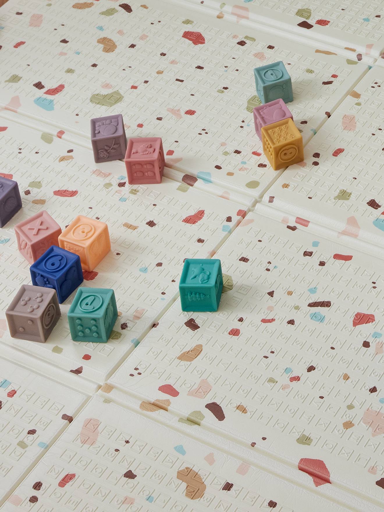 Grand tapis d'activités pliable terrazzo (Vertbaudet) - Image 1