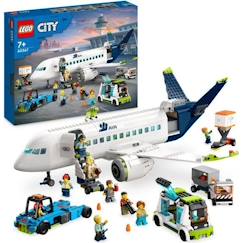 Jouet-LEGO® City 60367 L’Avion de Ligne, Jouet avec Bus de l'Aéroport, Remorqueur, Camion à Bagages et 9 Minifigurines