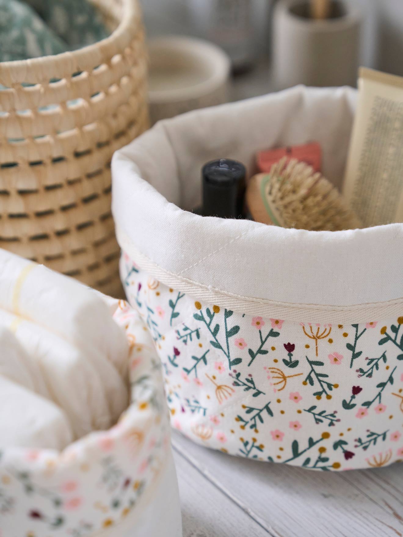 Lot de 2 petits paniers de rangement réversibles imprimé fleurs beige (Vertbaudet) - Image 1