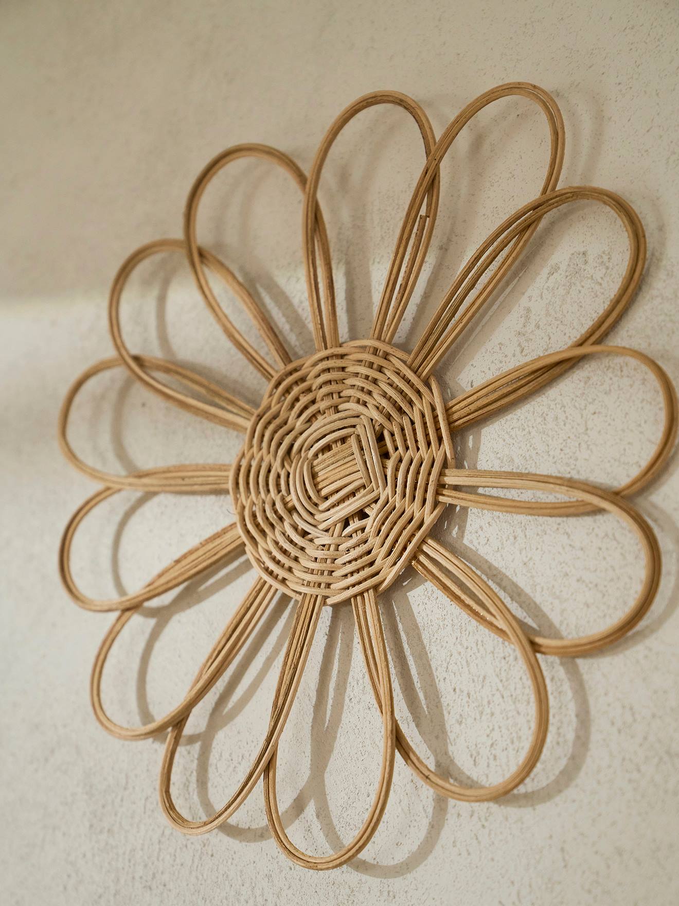 Lot de 5 fleurs murales en rotin (Vertbaudet) - Image 1