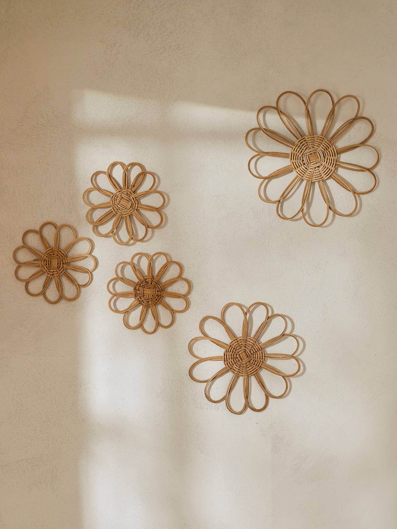 Lot de 5 fleurs murales en rotin