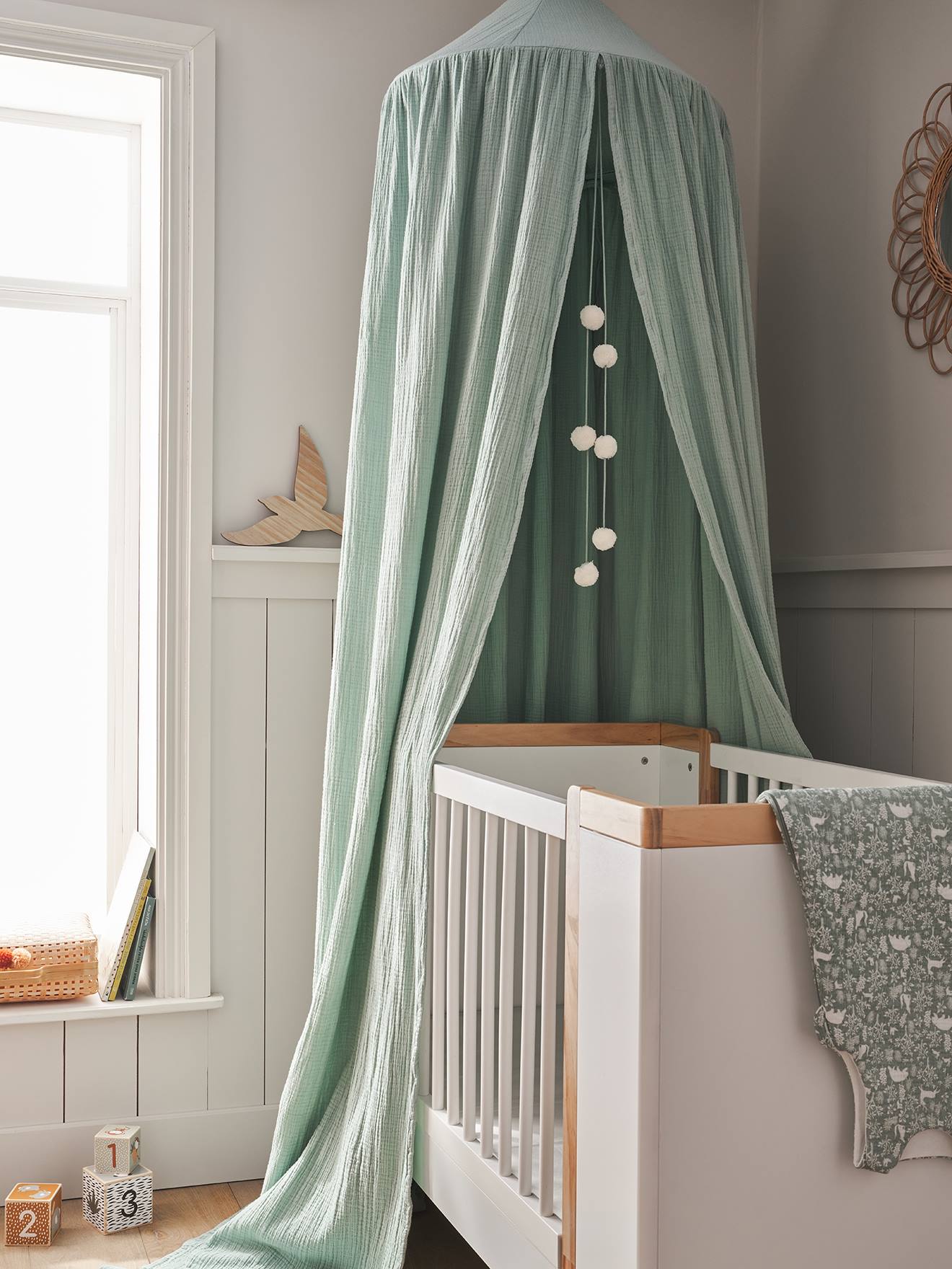 Ciel de lit en gaze de coton avec pompons vert sauge