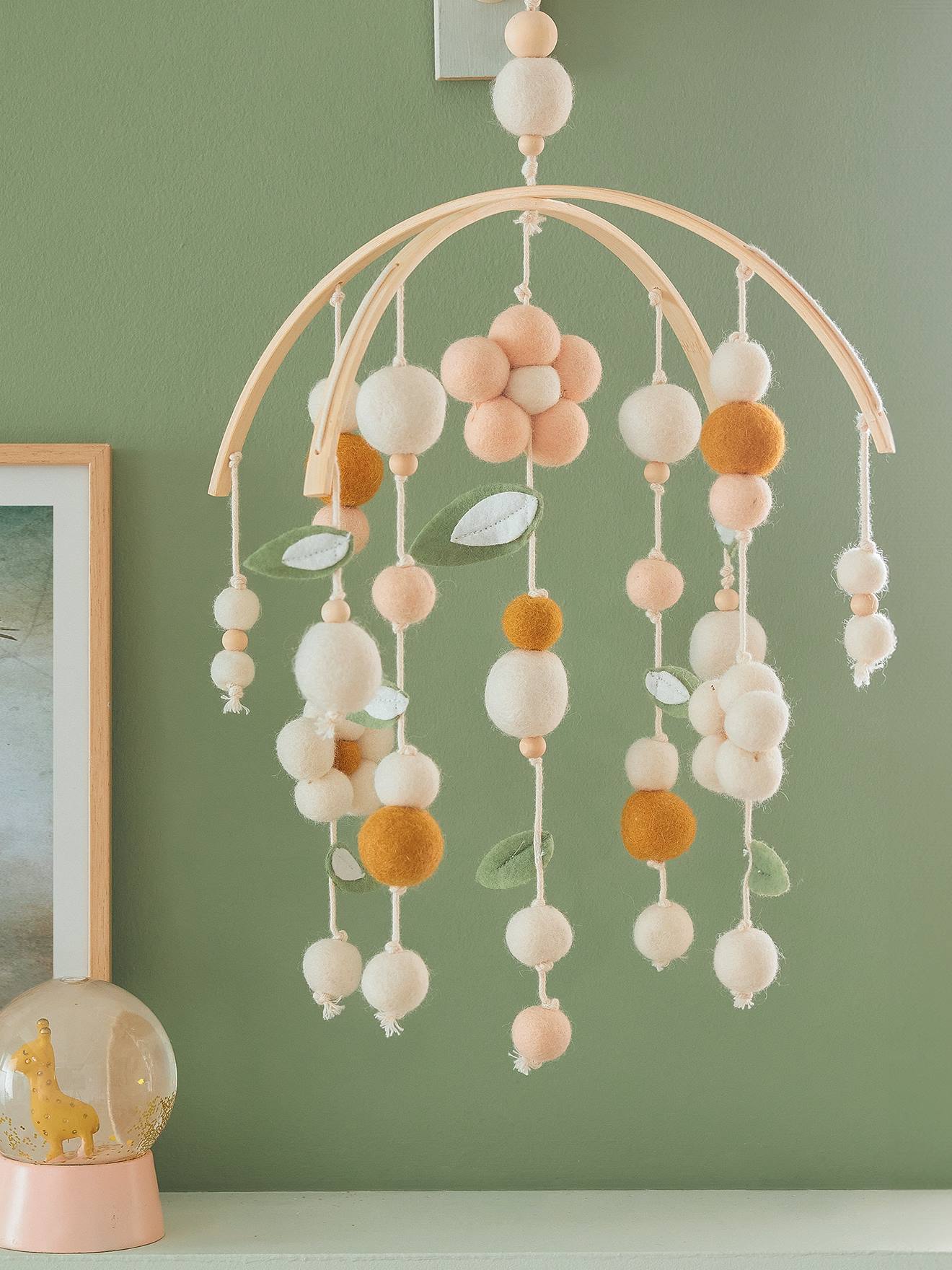 Décoration à suspendre en feutrine beige