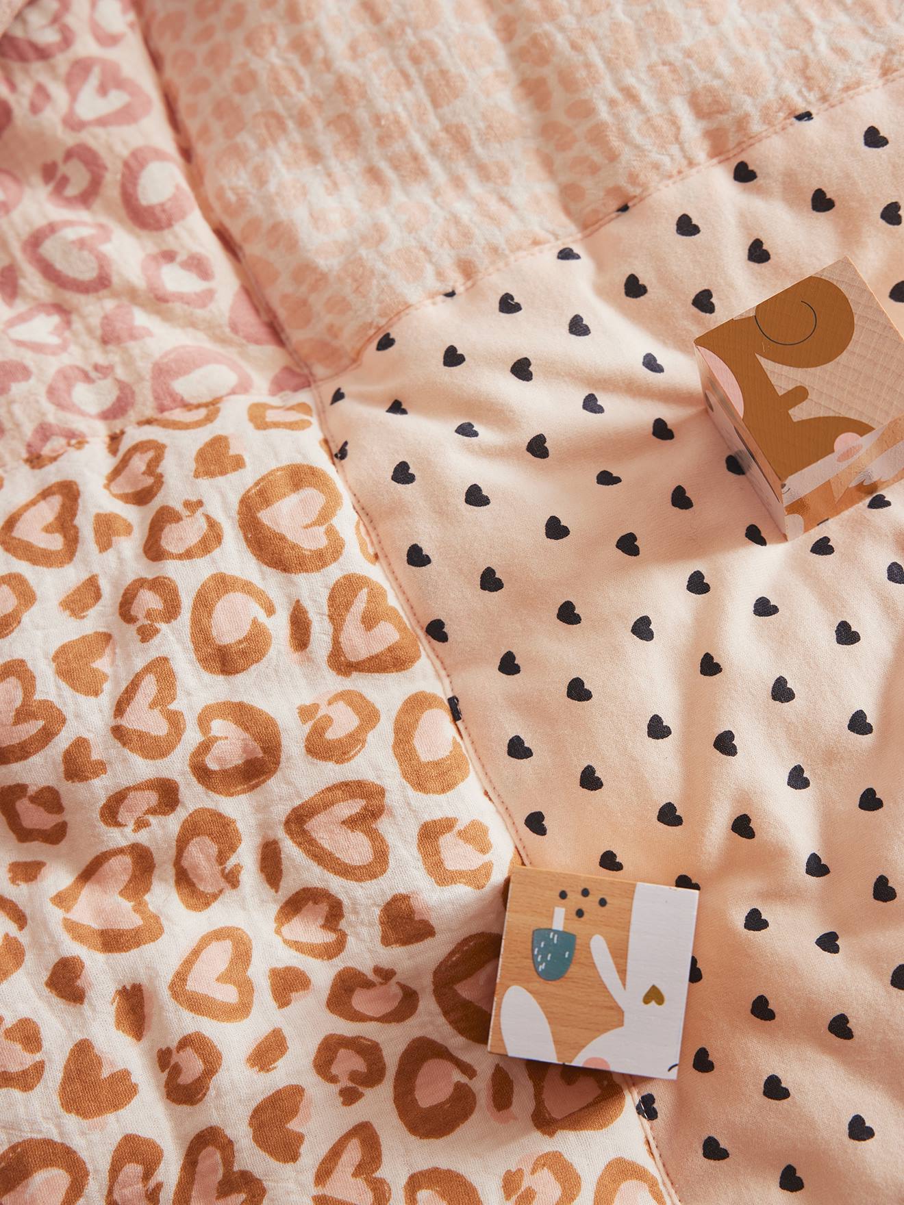 Tapis de sol / Fond de parc patchwork coton et sherpa LOVELY LÉO rose imprimé