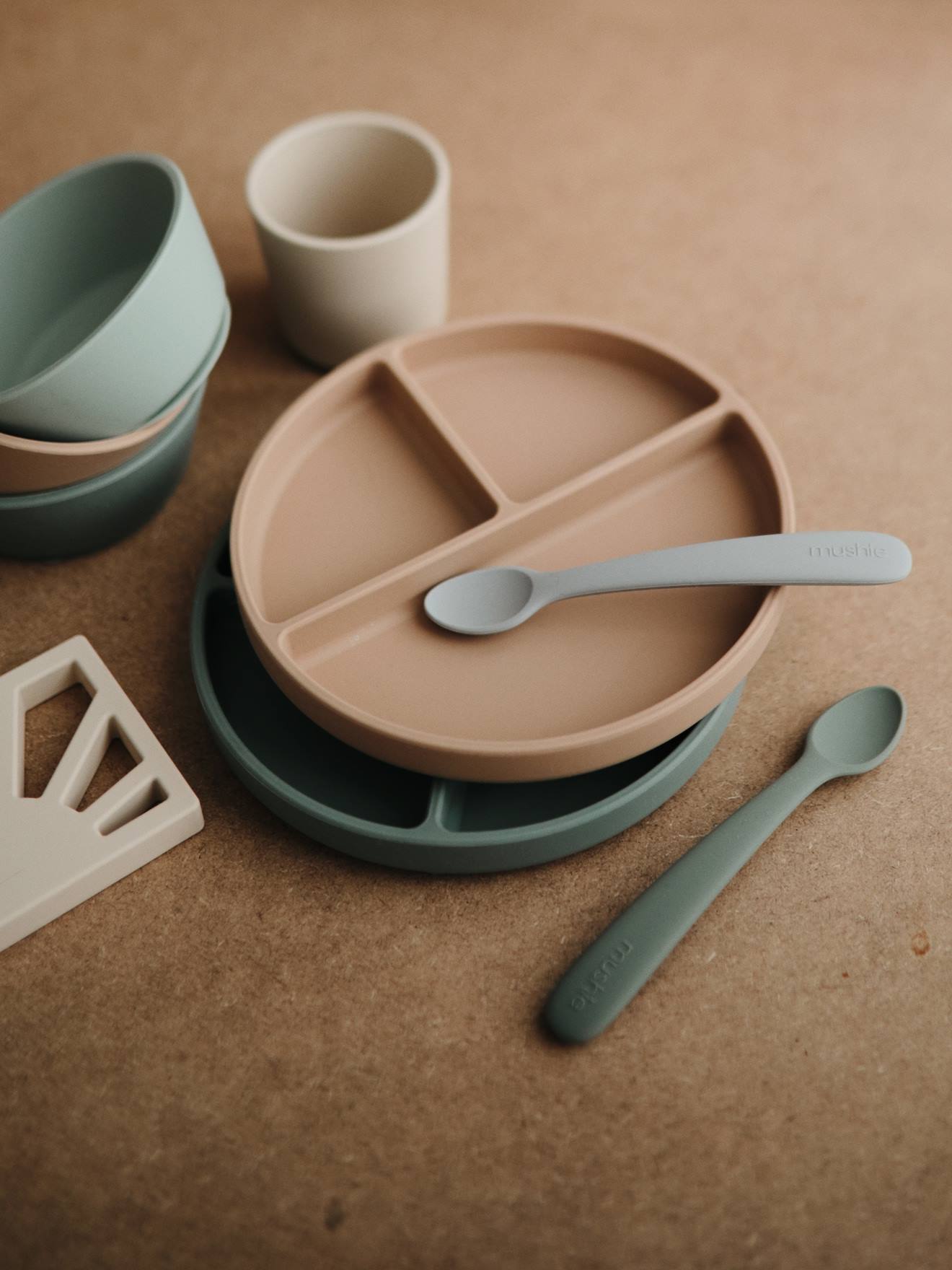Assiette compartimentée MUSHIE en silicone beige
