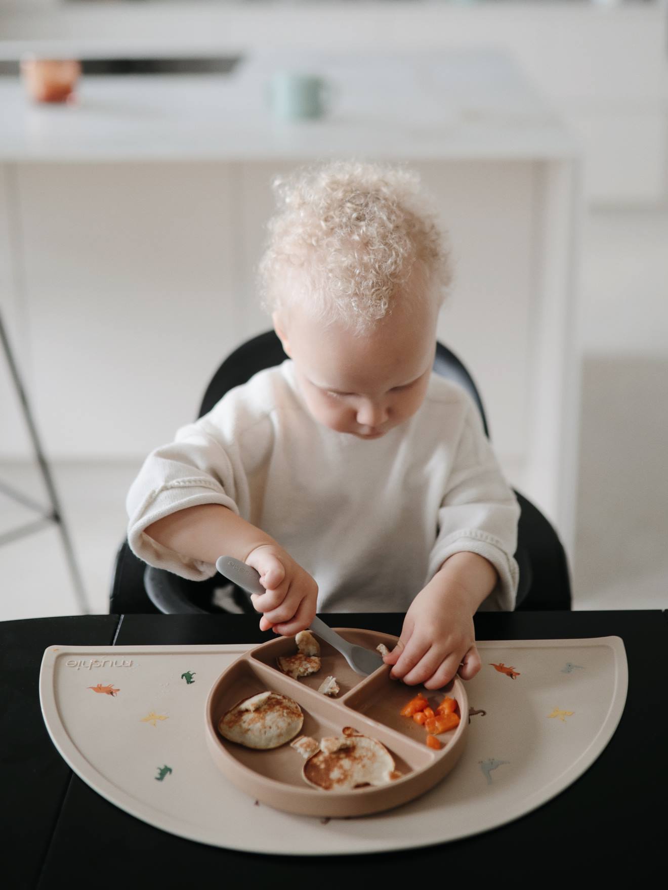 Assiette compartimentée en silicone beige (Mushie) - Image 1