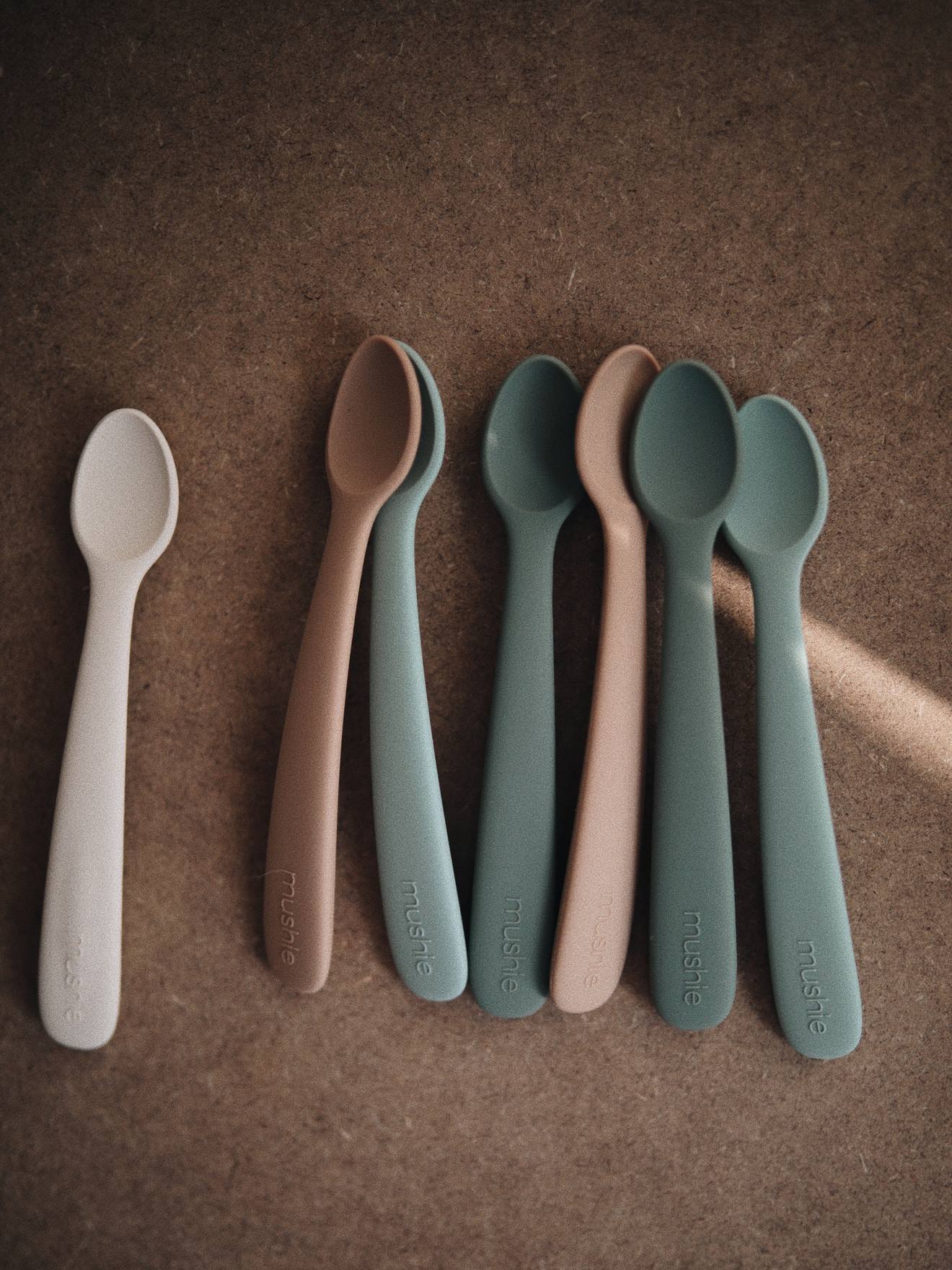 Lot de 2 cuillères 1er âge MUSHIE en silicone beige + rose blush