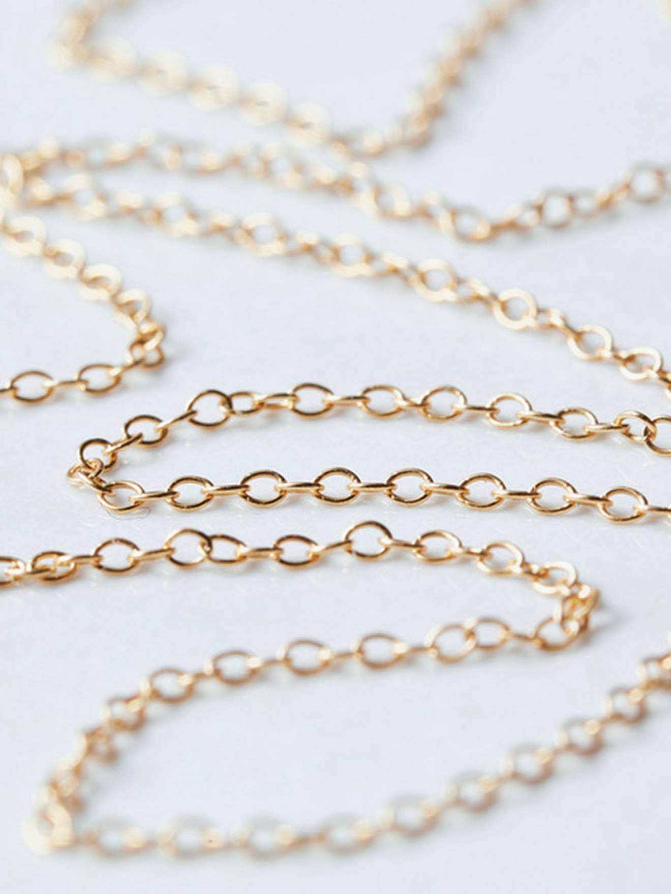 Chaine simple en maille fine dorée à l'or fin Un de ces Quatre pour Envie de Fraise or